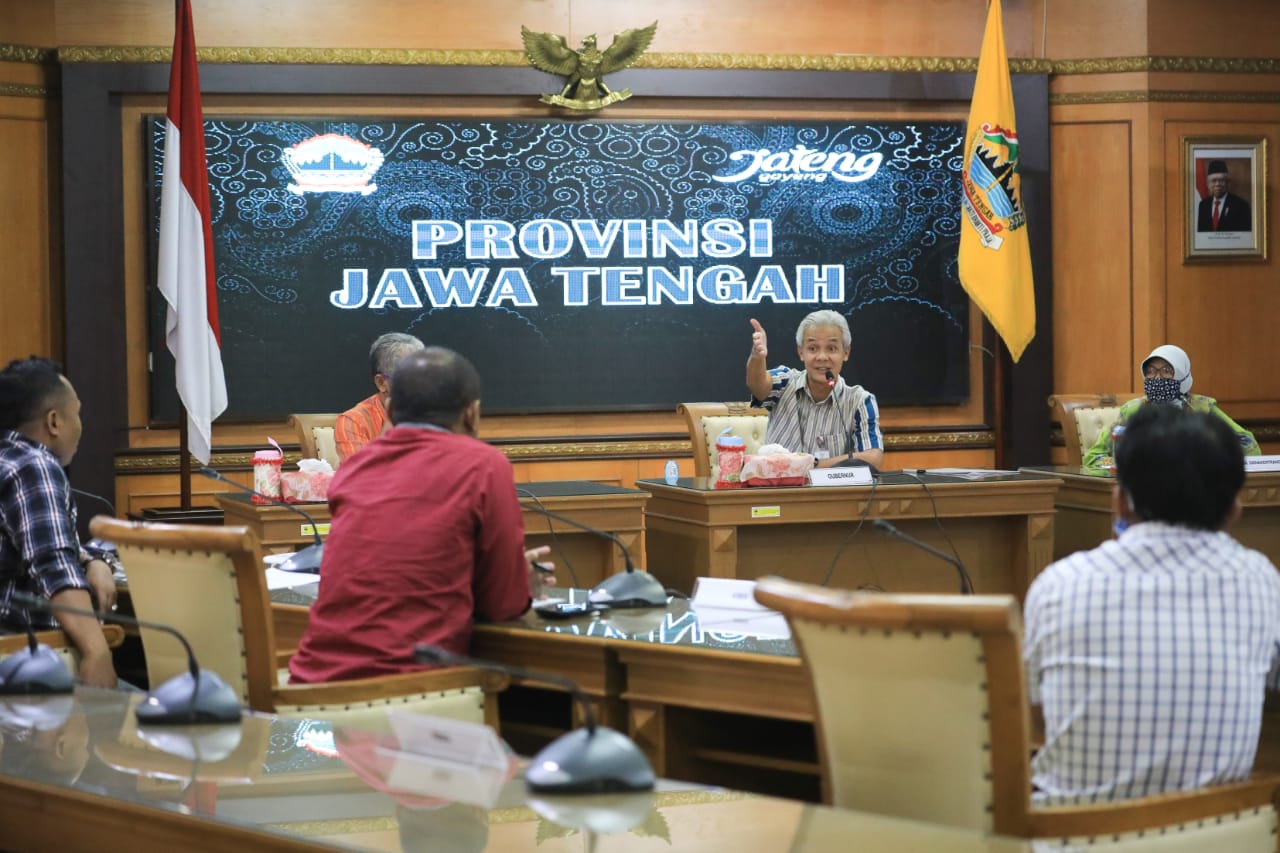 Gubernur Jawa Tengah Ganjar Pranowo, menerima sejumlah perwakilan serikat buruh di kantor gubernur di Semarang, Jawa Tengah, kemarin.