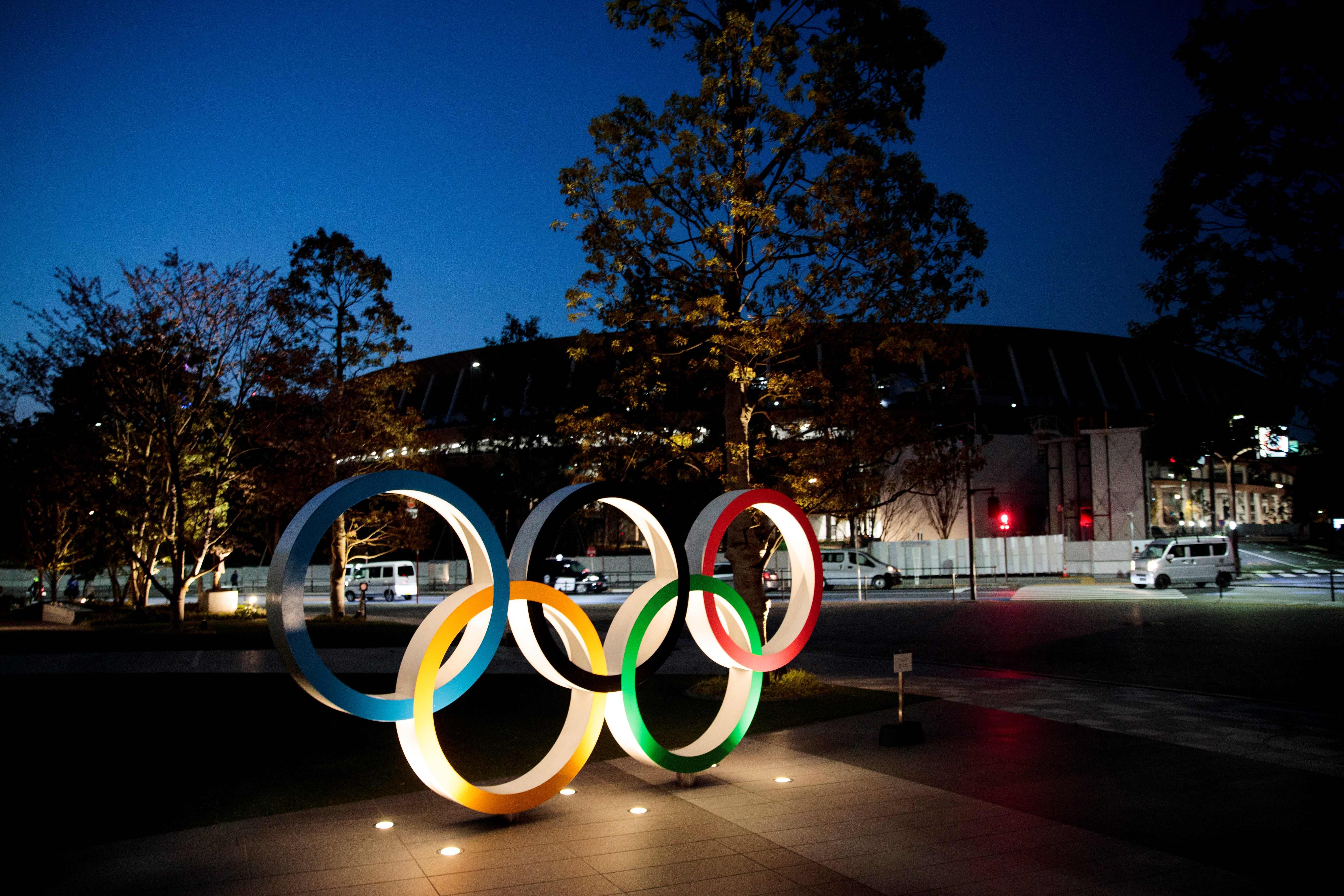 Cincin Olimpiade terlihat di luar Stadion Nasional Jepang, Tokyo