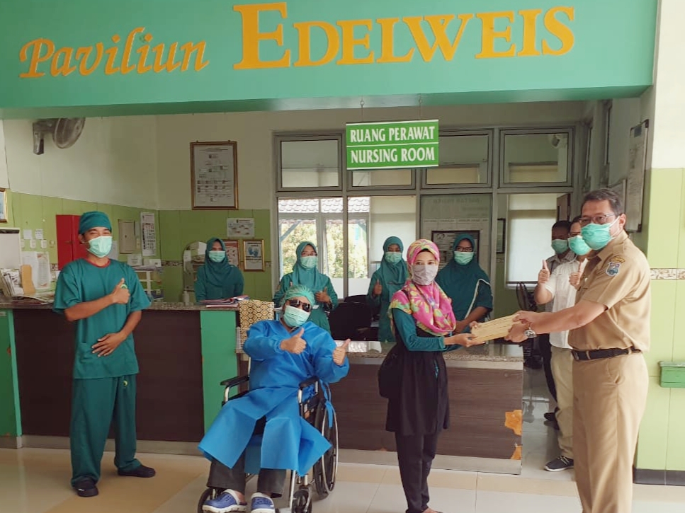  RSUD Kardinah Tegal, menyerahkan pasien yang sudah sembuh dari covid-19 kepada pihak keluarga