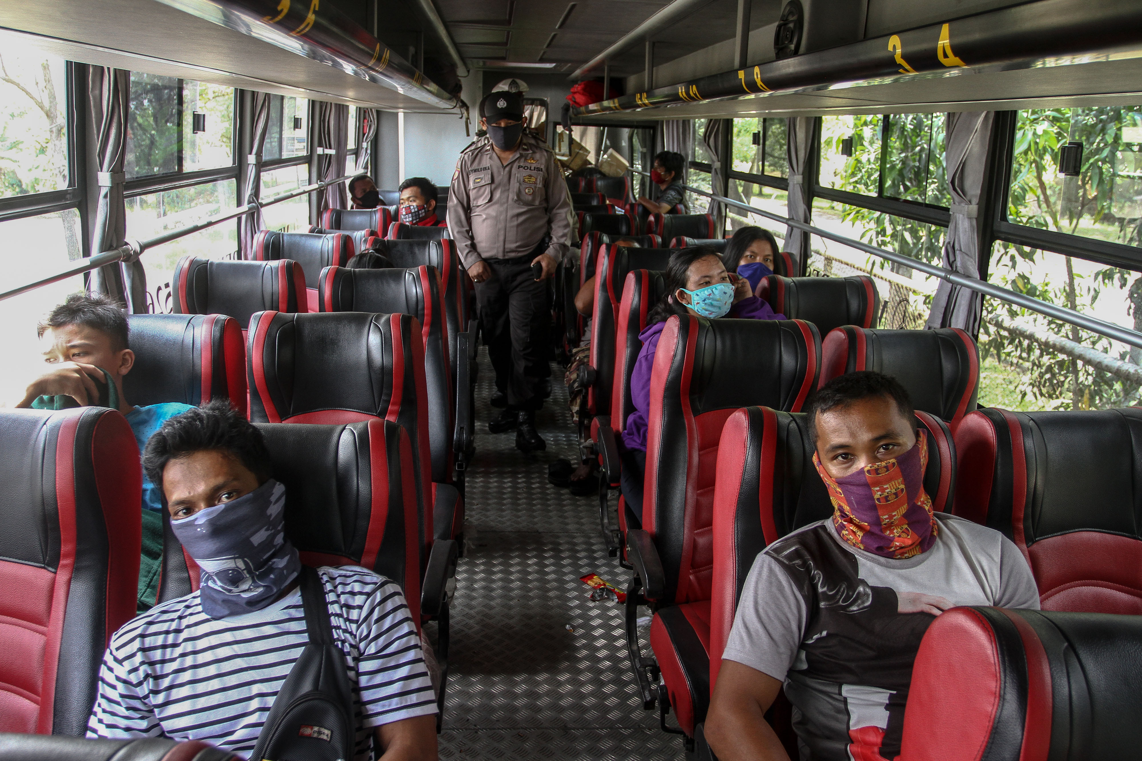 Polisi melakukan pemeriksaan penumpang bus saat penerapan Pembatasan Sosial Berskala Besar (PSBB) di pintu masuk Kota Pekanbaru, Riau, Jumat