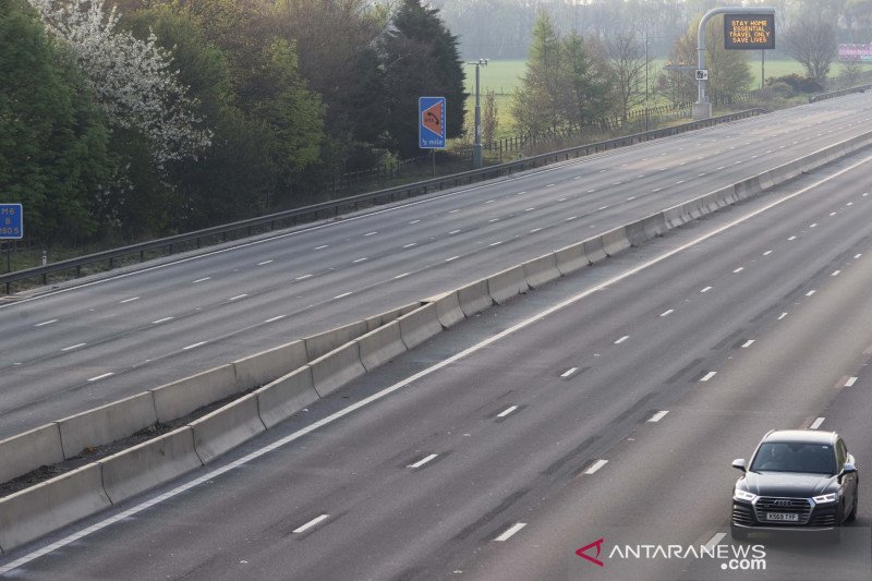 Suasana jalan saat sebuah mobil berkendara di M6 saat penyebaran penyakit virus korona (COVID-19) terus berlanjut, Holmes Chapel, Britain.