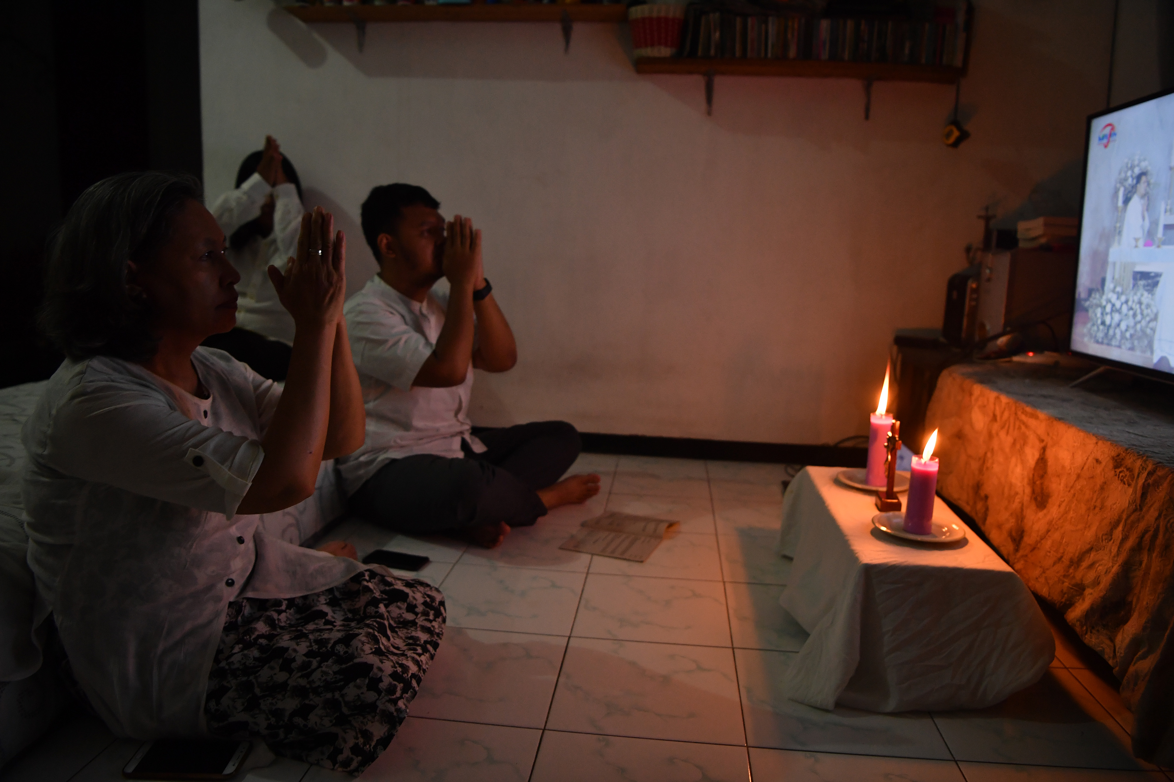 Misa Paskah dilakukan di dalam rumah. 