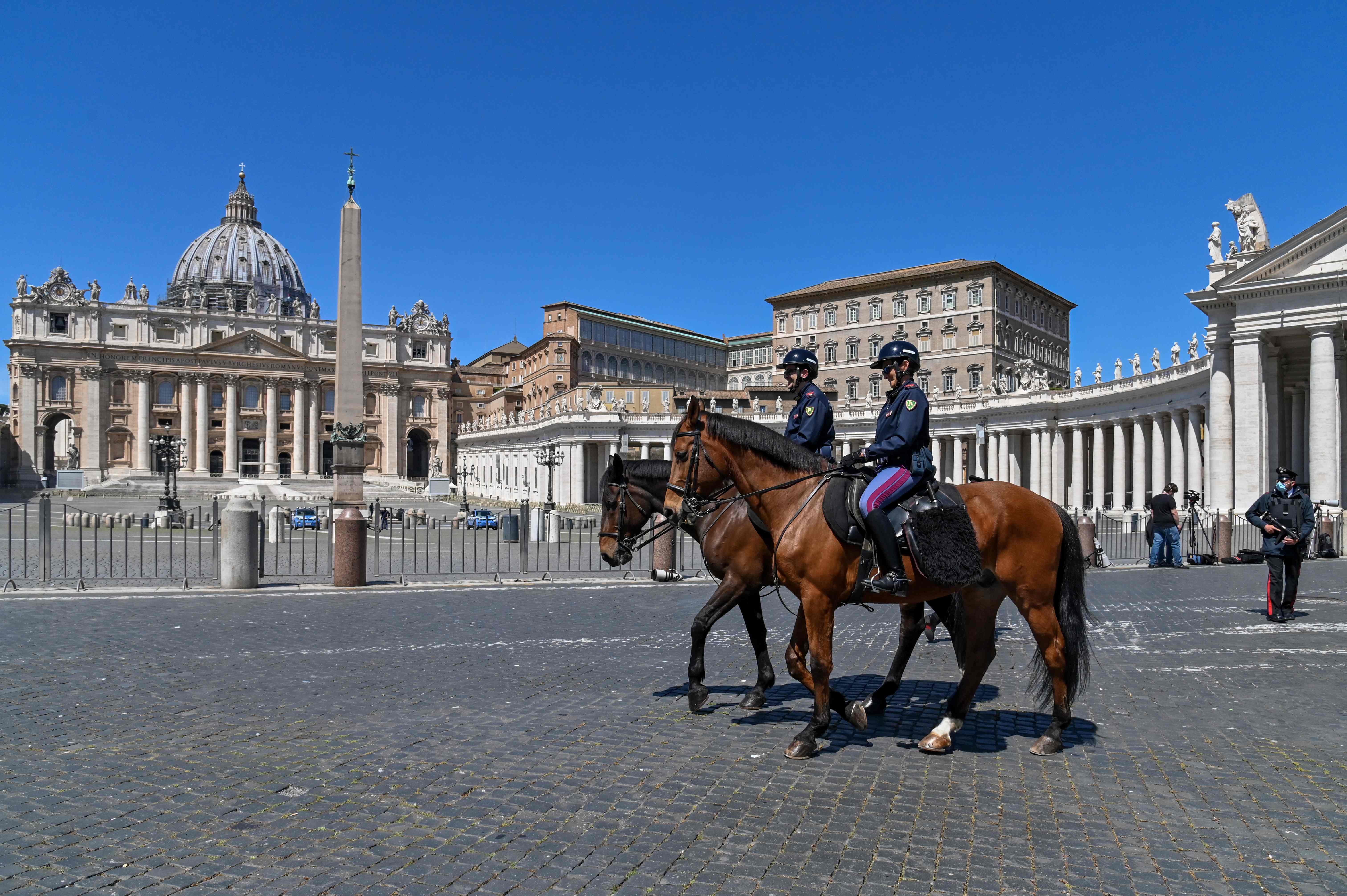 Dengan menggunakan kuda, petugas kepolisian di Italia melakukan patroli selama pandemi covid-19.