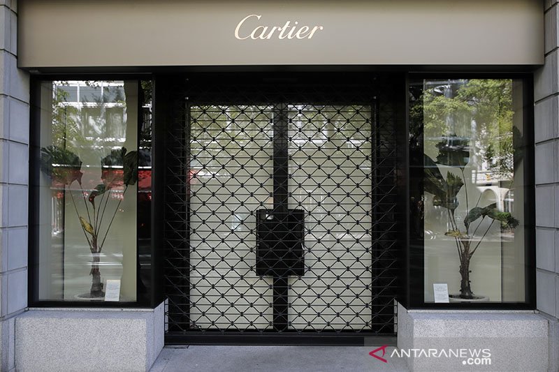 Sebuah toko perhiasan mewah Prancis Cartier terlihat tertutup di tengah wabah COVID-19, di jalan pertokoan Bahnhofstrasse di Zurich, Swiss.