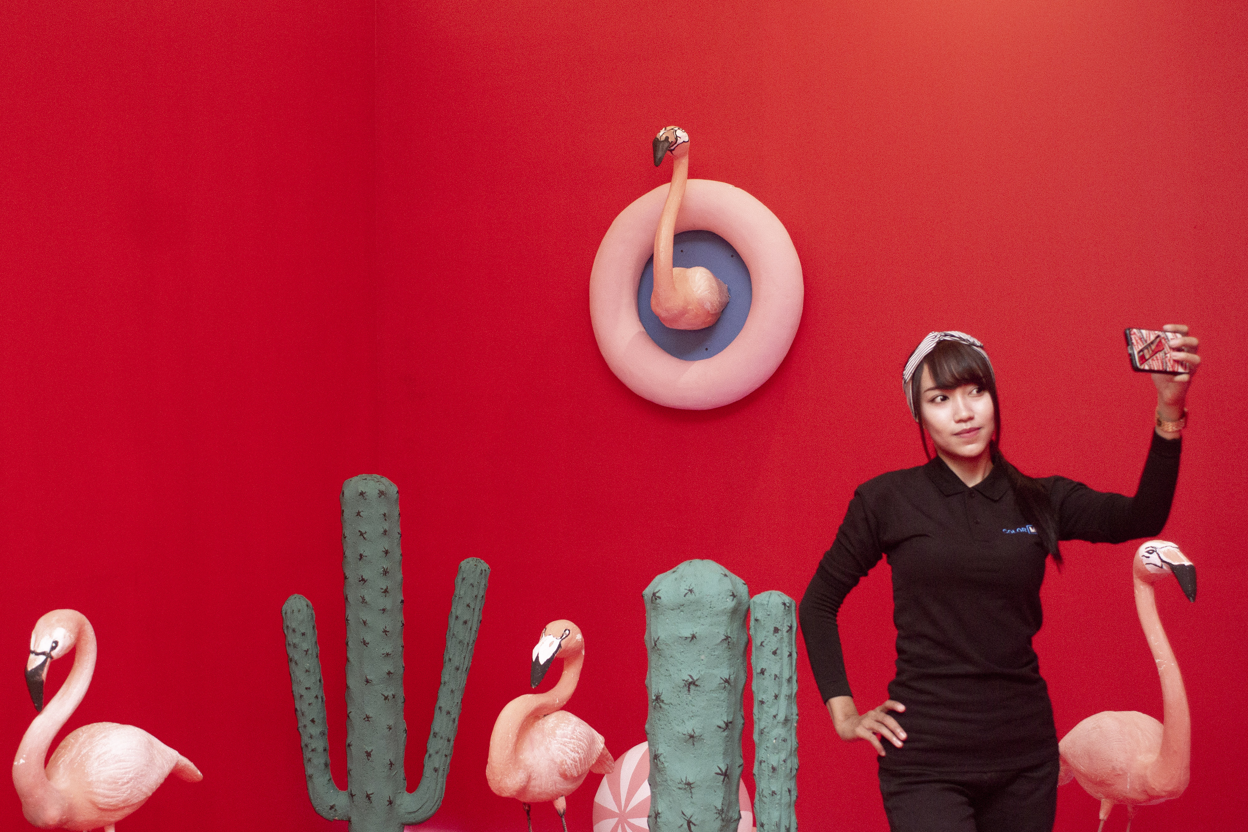 Pengunjung berfoto di wahana selfie Colormoods, Technomart, Karawang, Jawa Barat