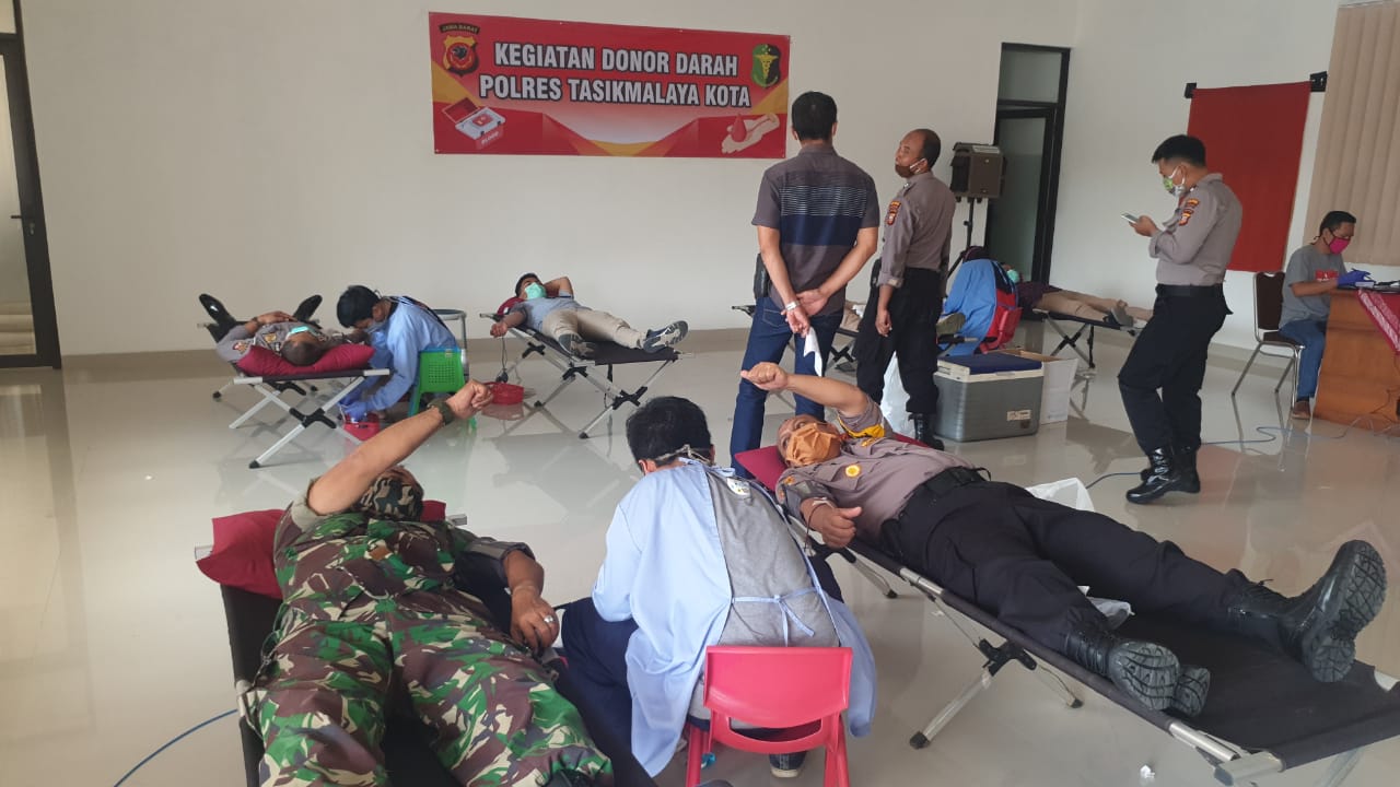 Personel TNI-Polri di Tasikmalaya menggelar donor darah, Rabu (8/4)