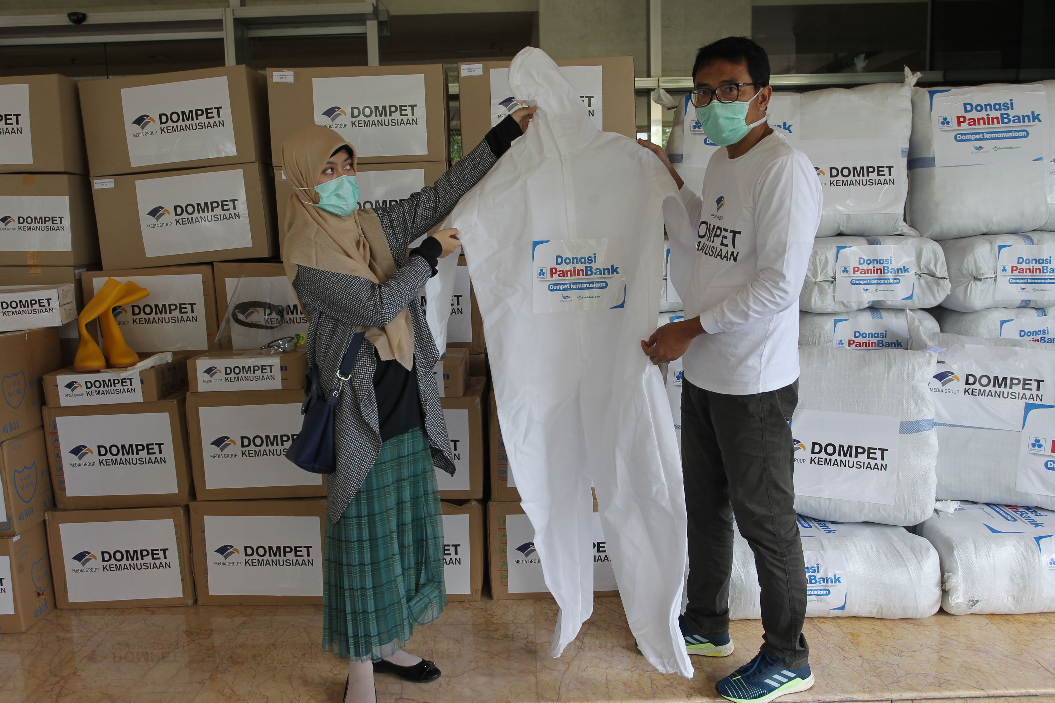 Bantuan APD untuk tenaga medis yang diserahkan melalui Dompet Kemanusiaan Media Group