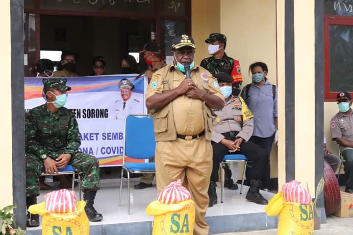 Bupati Sorong Johny Kamuru menyerahkan sembako gratis kepada masyarakat kurang mampu terdampak covid-19, Rabu (22/4/2020).