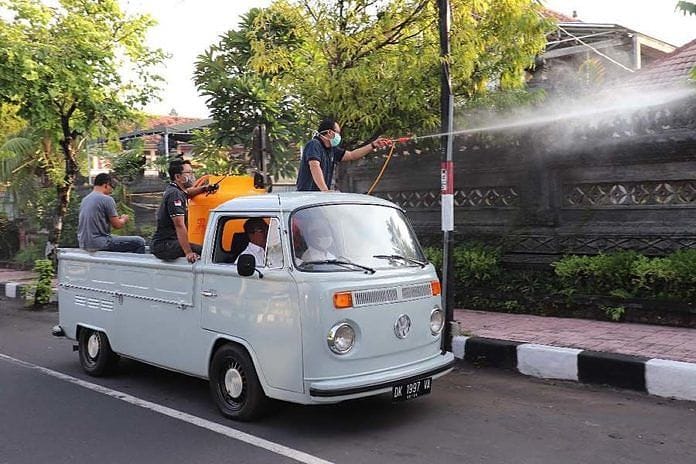 Bupati Buleleng, Putu Agus Suradnyana saat memimpin penyemprotan disinfektan di Kota Singaraja, Kabupaten Buleleng.