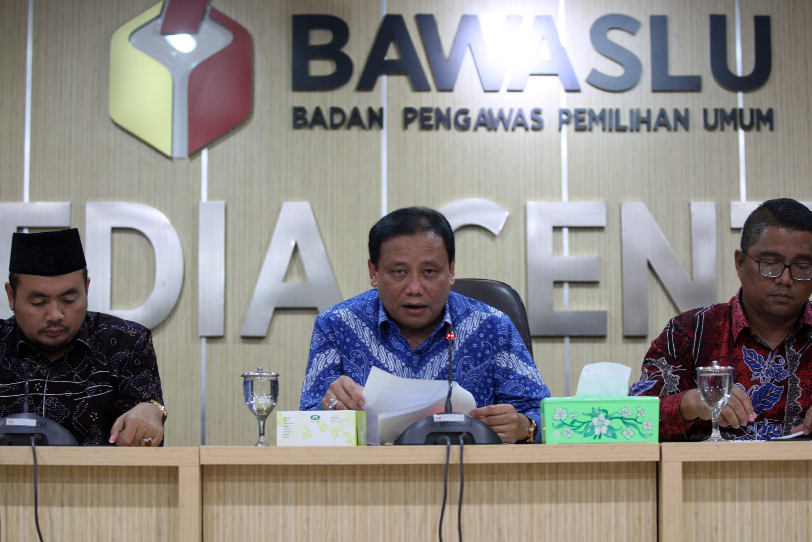  Ketua Bawaslu RI Abhan (tengah).