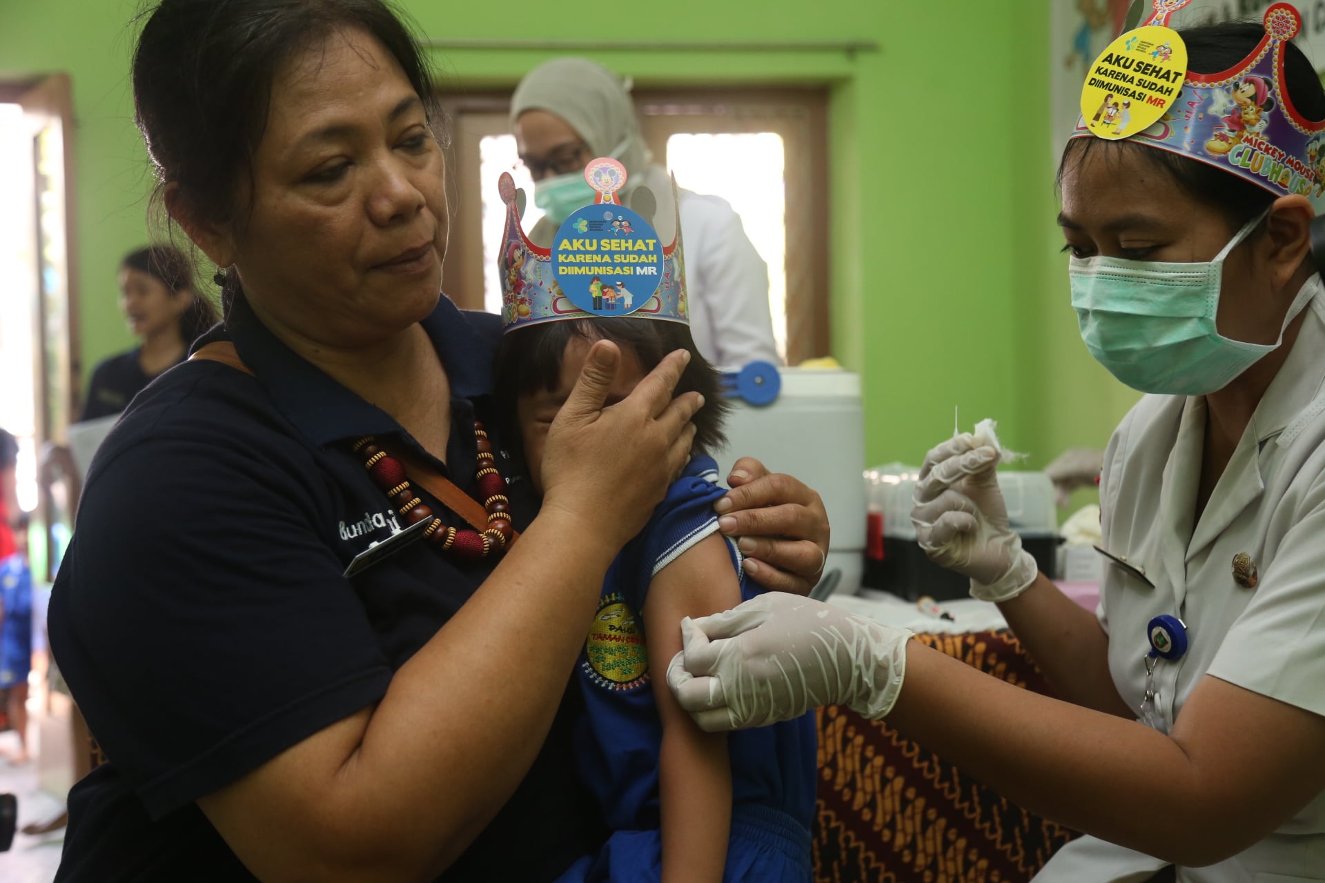 Di tengah pandemik covid-19, imunisasi dan vaksinasi anak tidak bleh ditunda.