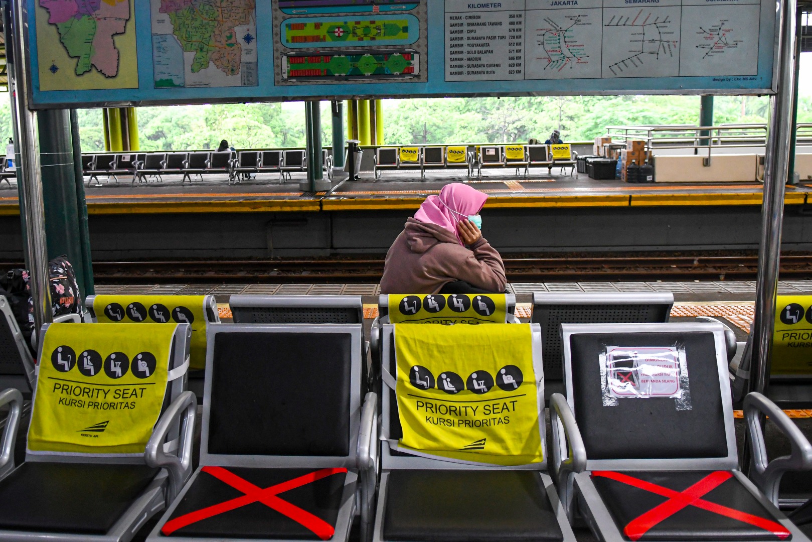 Penerapan pembatasan sosial di stasiun Kereta Api