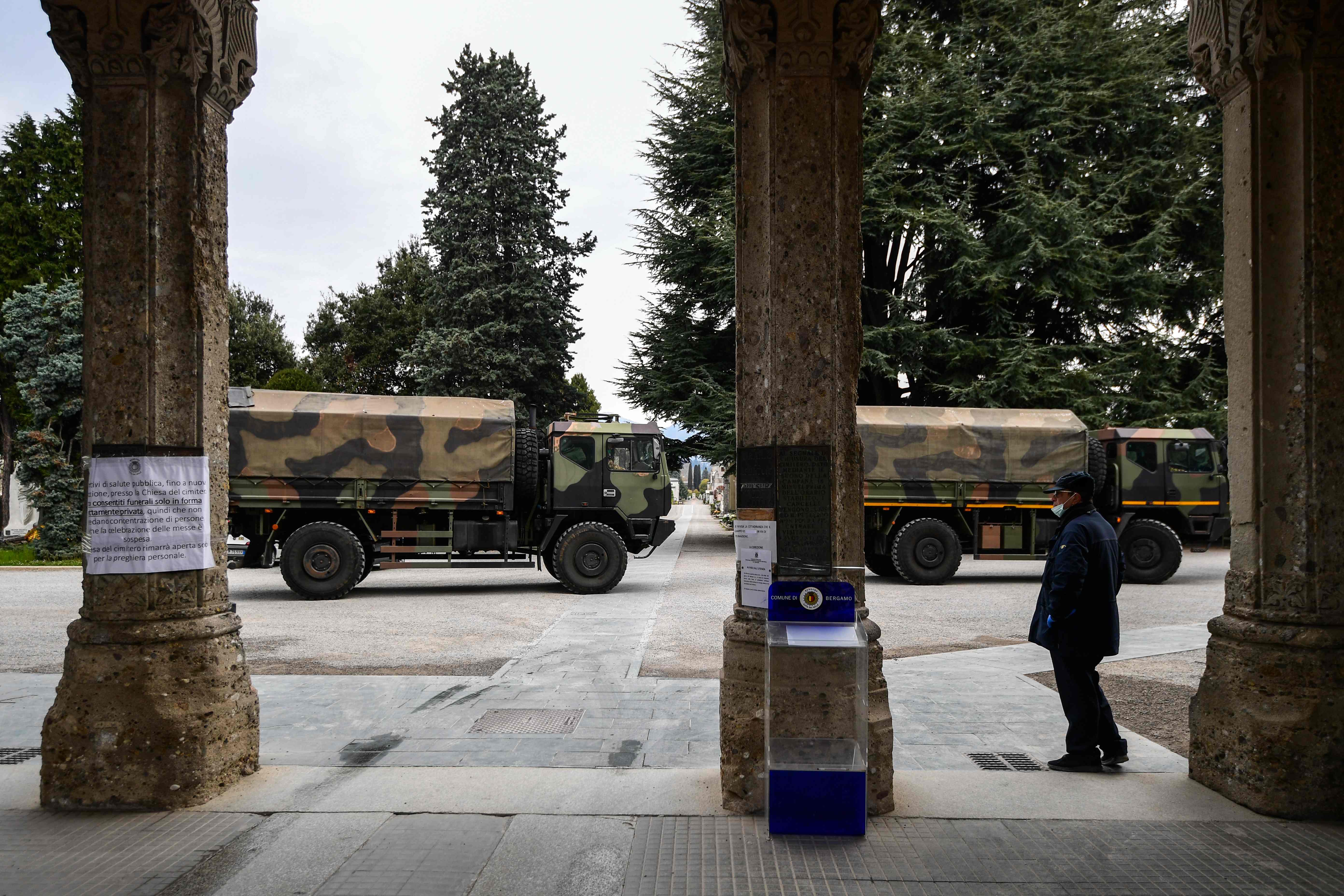 Truk-truk tentara membawa peti-peti mayat korban korona menunggu di depan krematorium pemakaman Bergamo, Lombardy, Italia.
