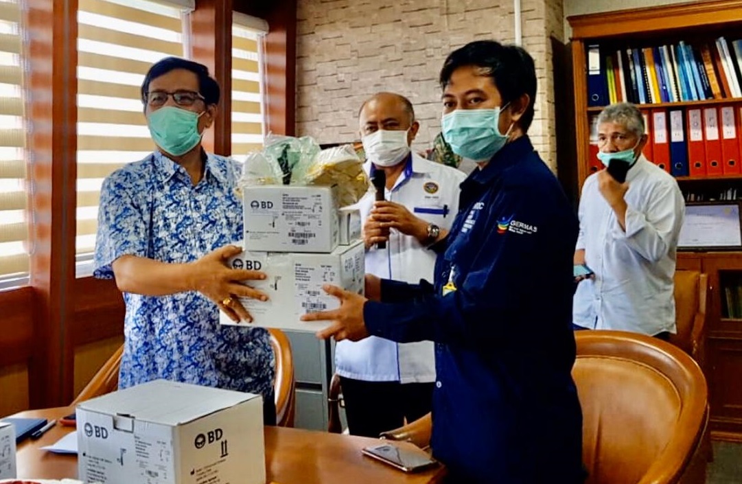 Penyerahan bantuan kepada Ditjen P2P Kemenkes secara simbolis.