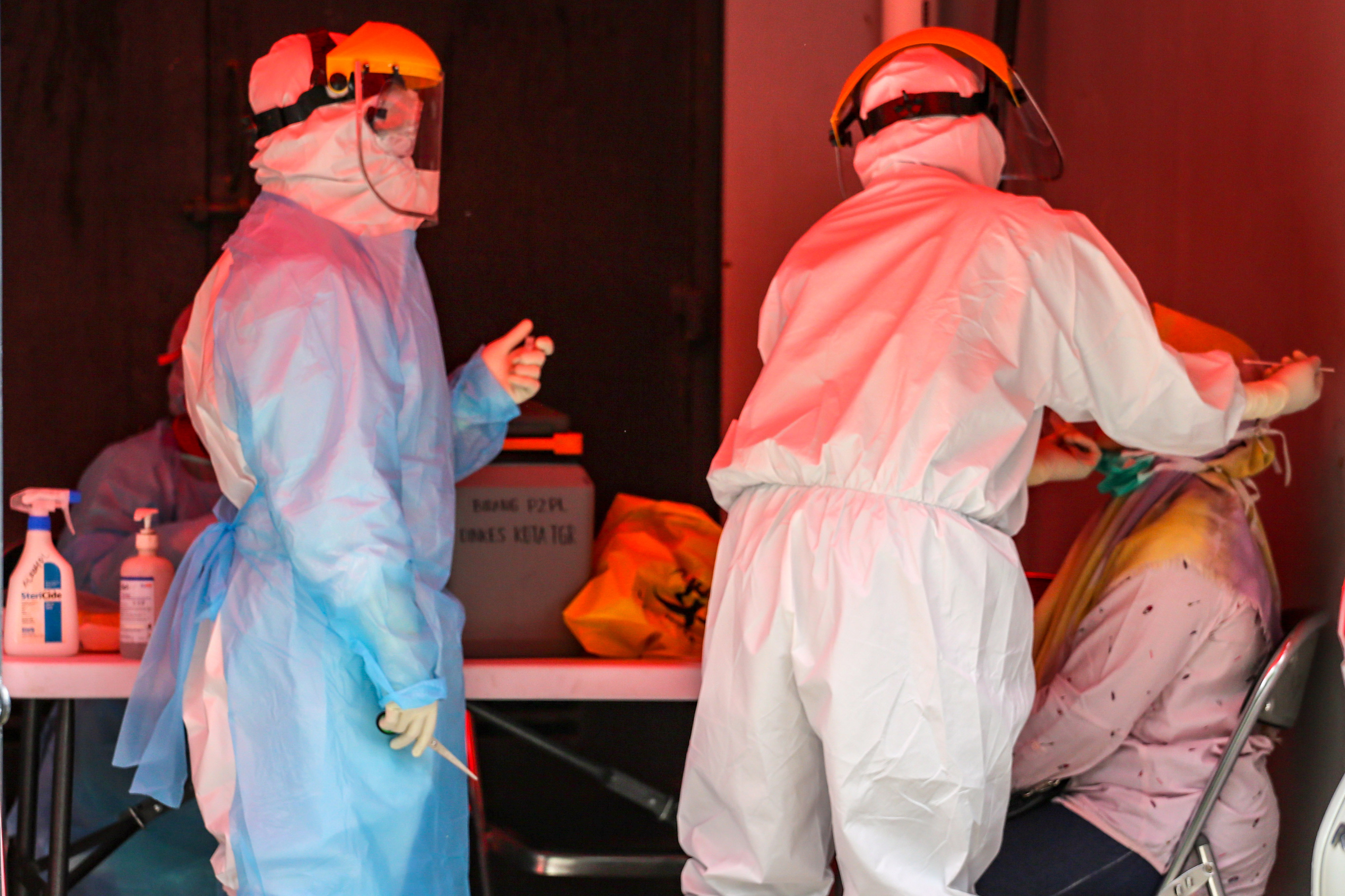 Petugas mengambil sampel swab spesimen dari hidung ODP saat swab test di halaman Laboratorium Kesehataan Daerah (LABKESDA) Kota Tangerang