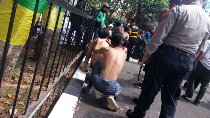 Ilustrasi - Orang-orang mengenakan masker di tengah kekhawatiran tentang virus korona.