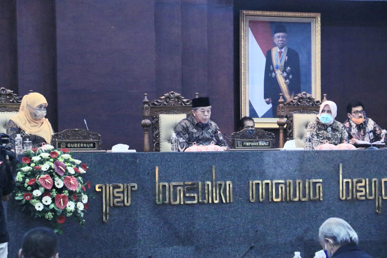 Gubernur Jawa Timur Khofifah Indar Parawansa menyampaikan Laporan Keterangan Pertanggungjawaban tahun anggaran 2019 kepada DPRD Jatim