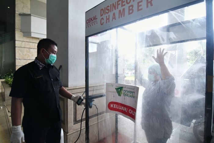 Tenaga medis yang menangani covid-19 tiba di Hotel Grand Cempaka Business, Jakarta.
