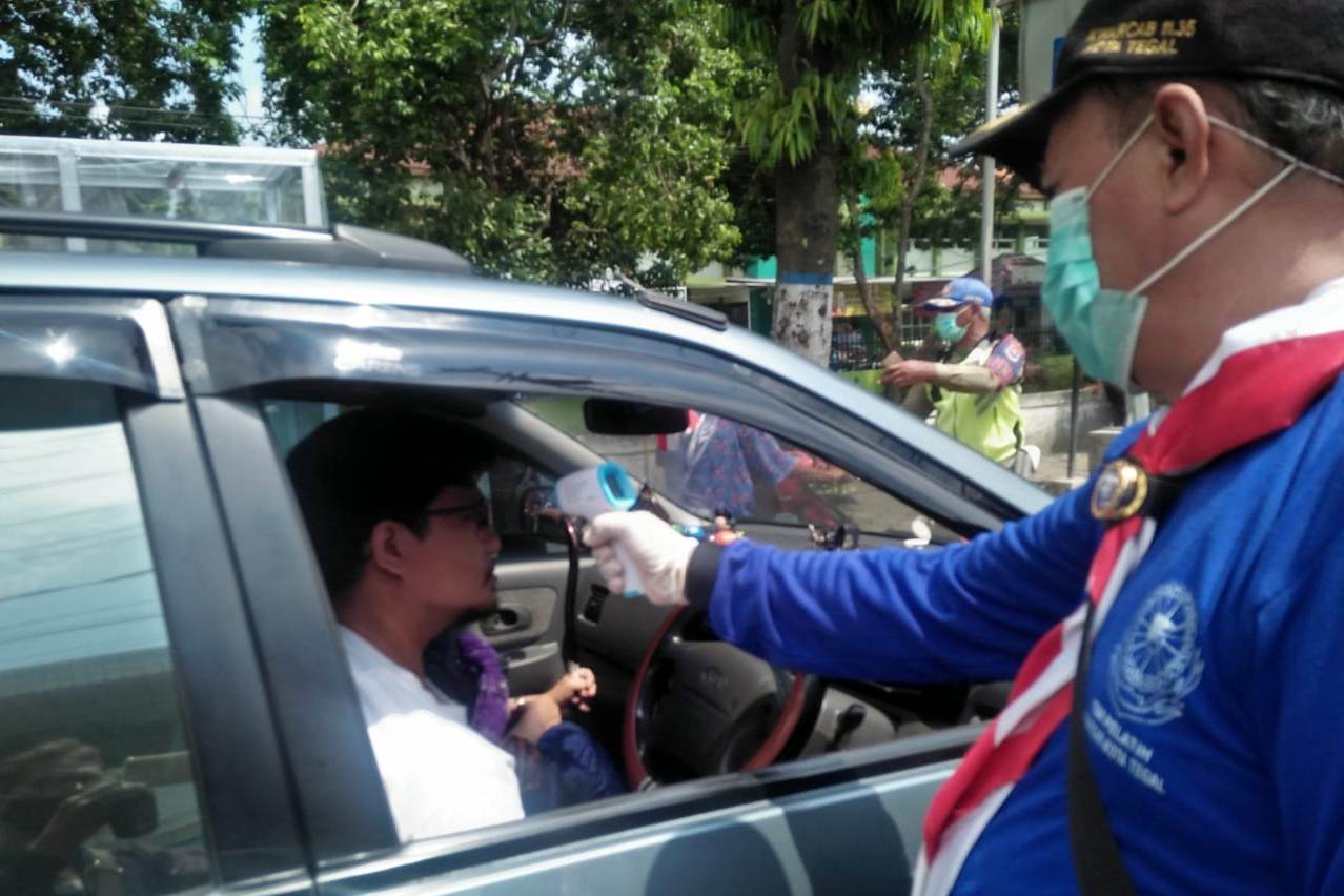 Wakil Wali Kota Tegal, Jawa Tengah, M Jumadi memeriksa suhu tubuh penumpang di JalanTeuku Umar, Kota Tegal, Jumat (3/4).