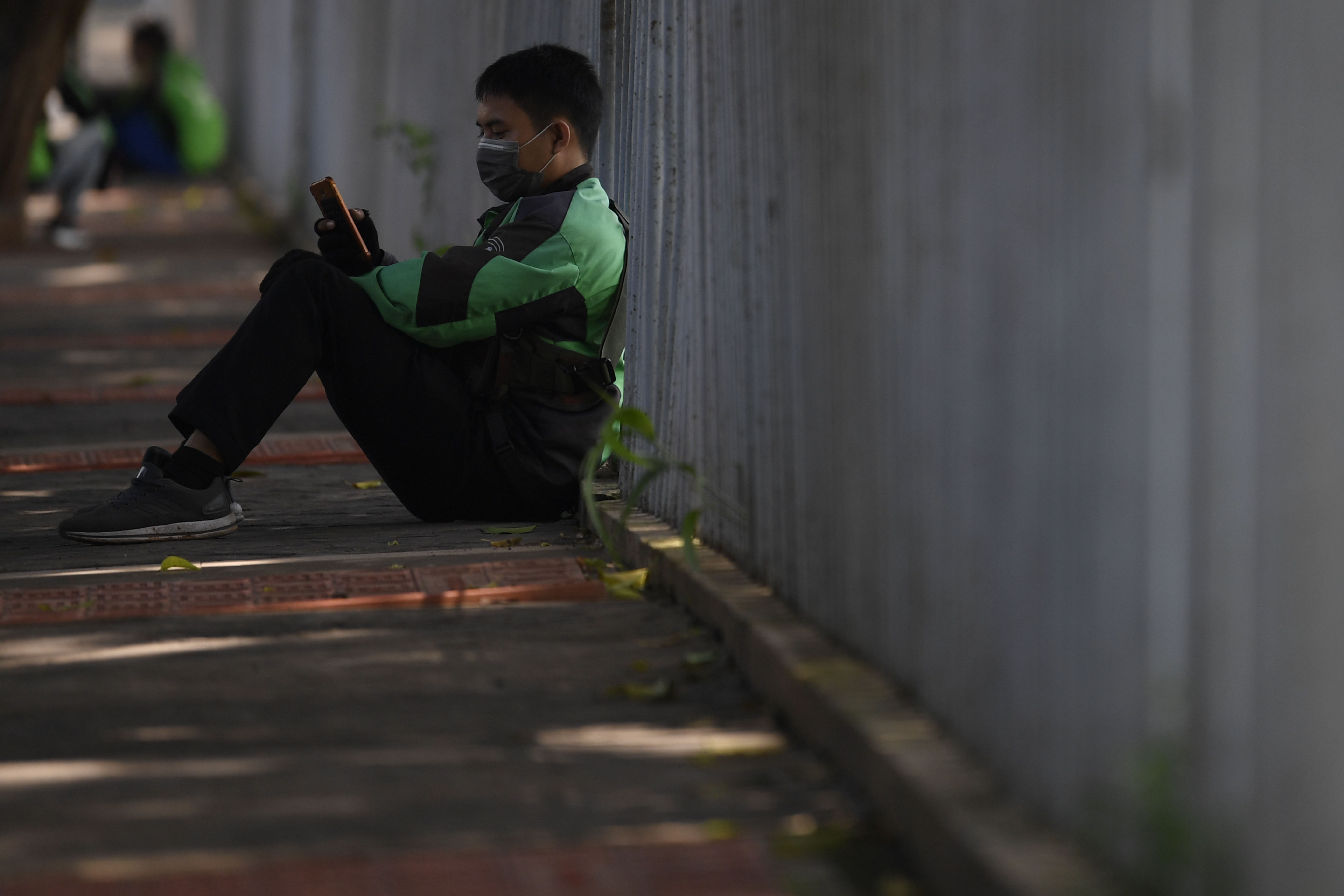 Pengemudi ojek daring menunggu orderan di kawasan Tanah Kusir, Jakarta, Selasa (7/4).