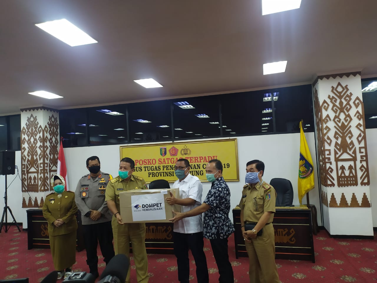 ayasan Kemanusiaan Media Group menyerahkan bantuan kemanusiaan alat pelindung diri (APD) Covid-19 kepada Provinsi Lampung