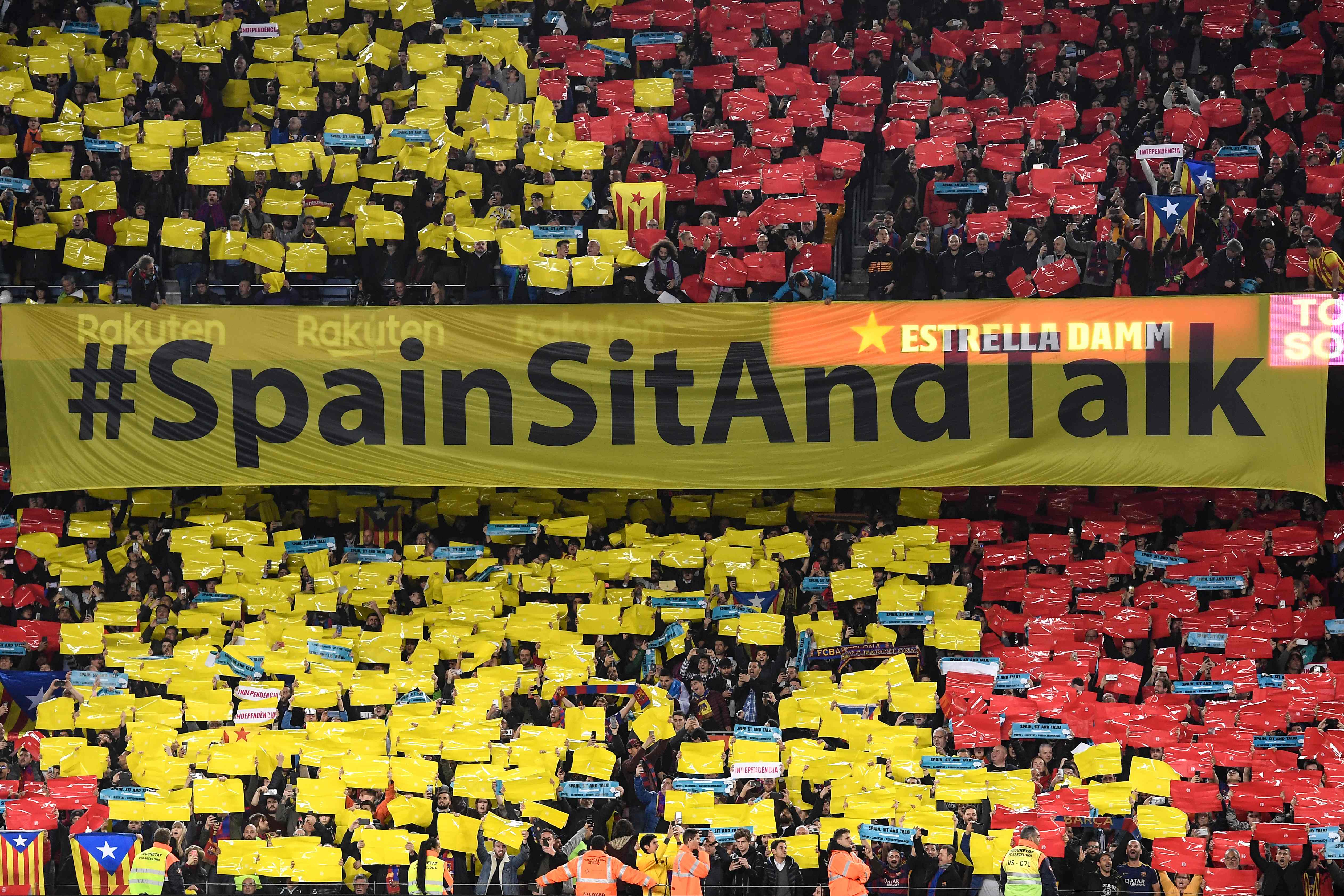 Pendukung Barcelona membawa banner raksasa dalam pertandingan antara Barcelona FC and Real Madrid CF.
