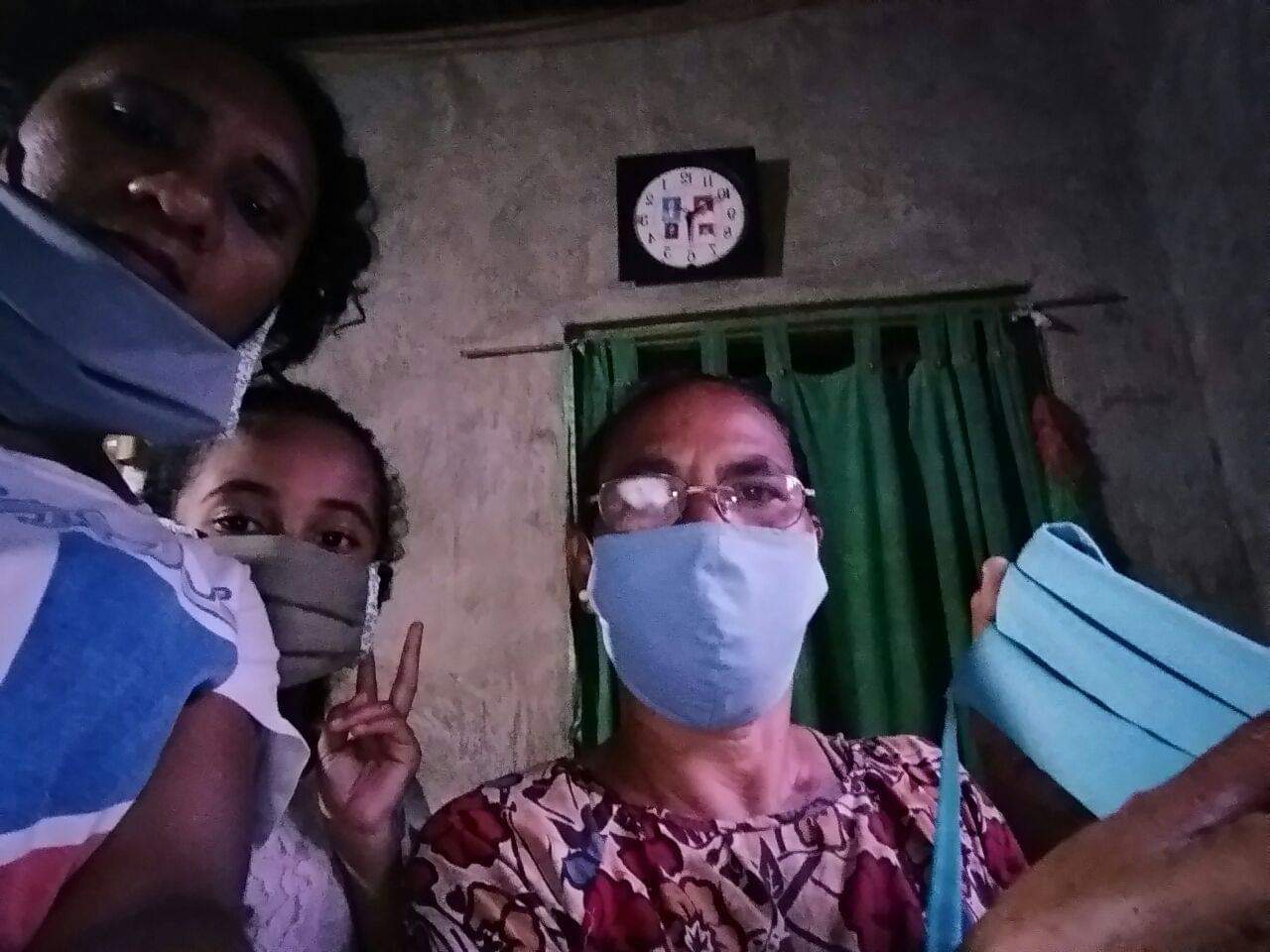 Imelda Jui, petani asal Kelurahan Nageoga Kecamatan Boawae Kabupaten Nagekeo, NTT, menjahit ratusan masker untuk dibagikan ke tetangga.