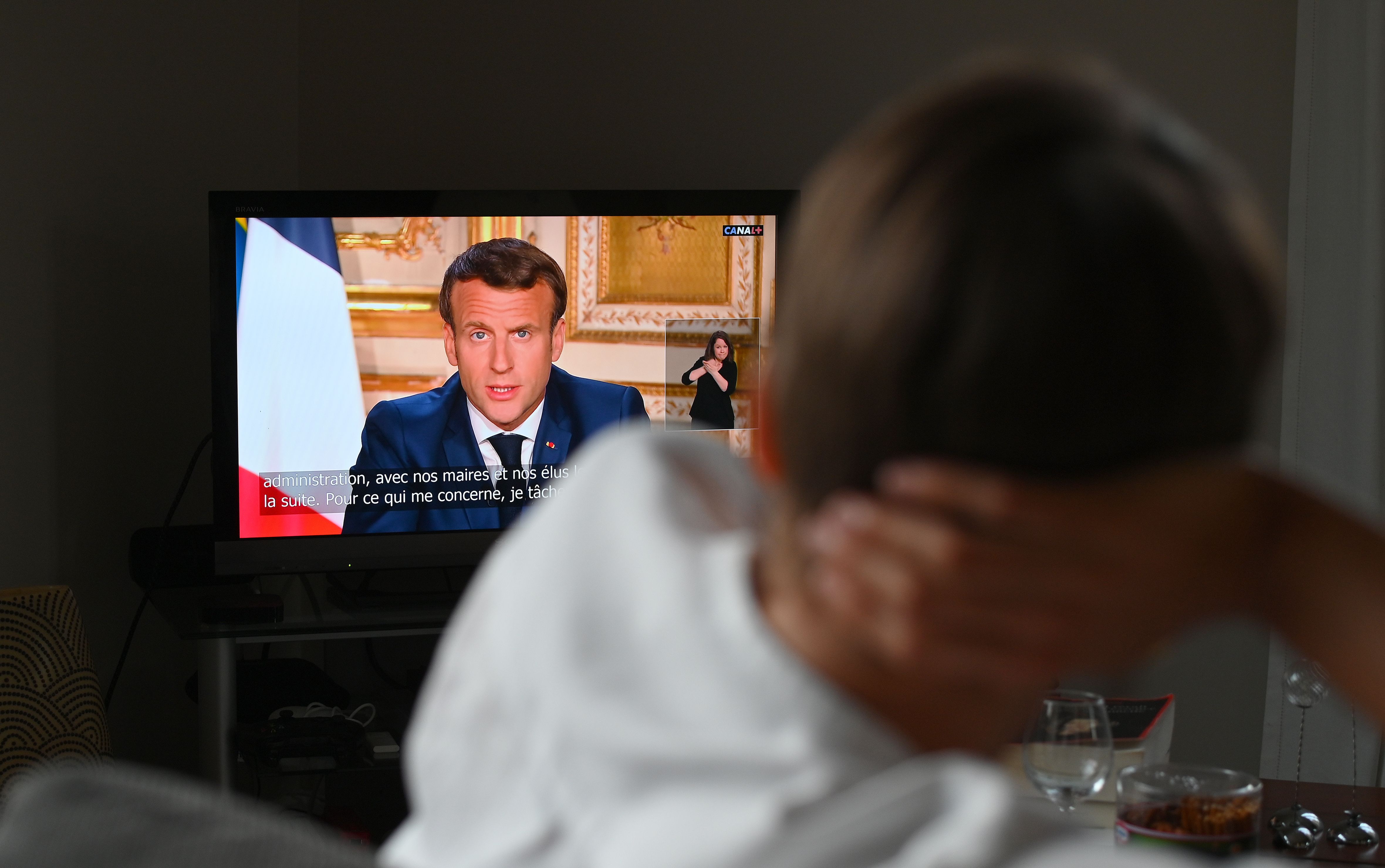 Melalui siaran televisi, Presiden Prancis Emmanuel Macron, Senin (13/4) waktu setempat mengumumkan perpanjangan lockdown hingga 11 Mei 2020.