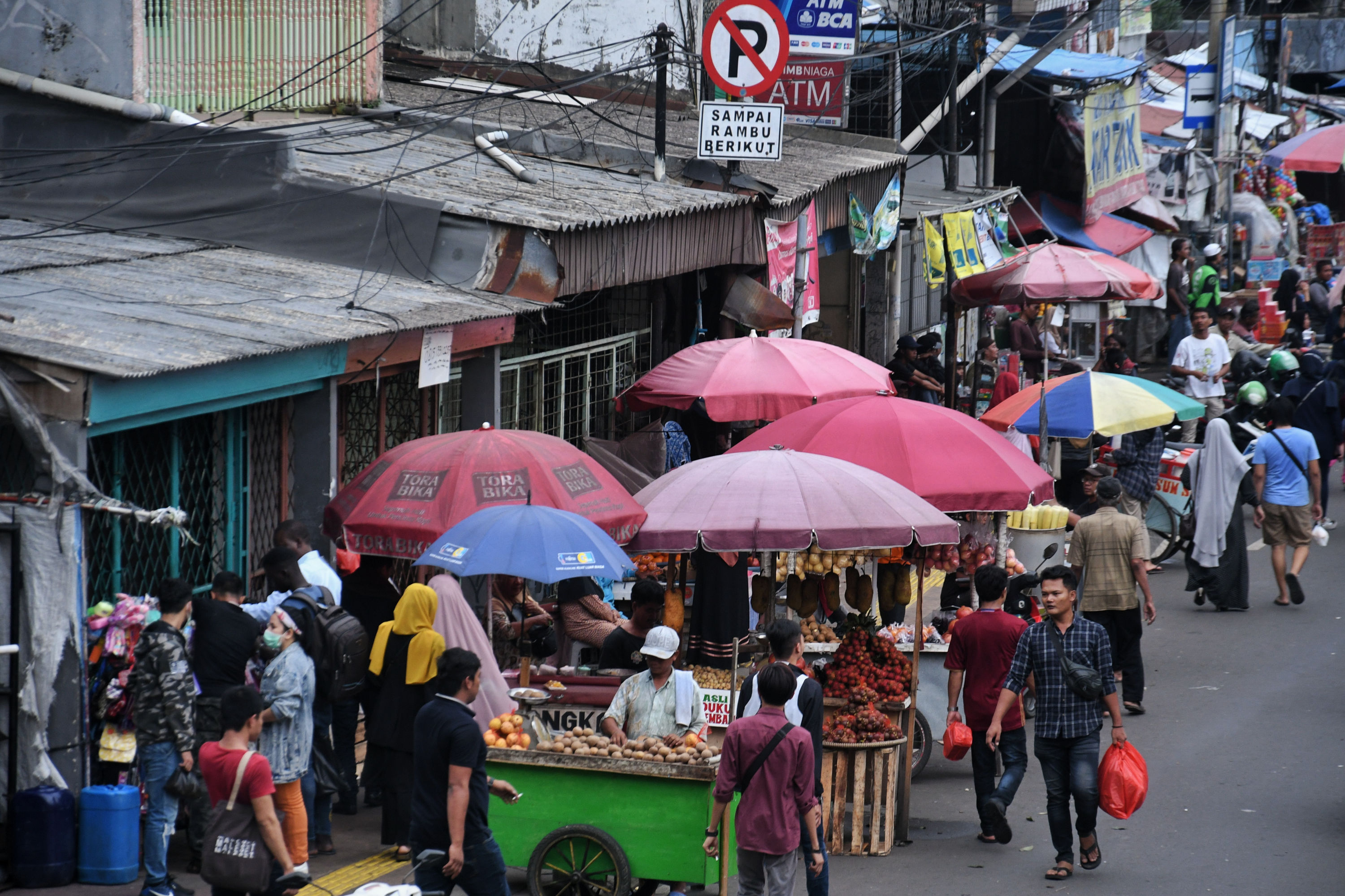 Pedagang kaki lima yang memadati kawasan Pasar Tanah Abang, Jakarta.