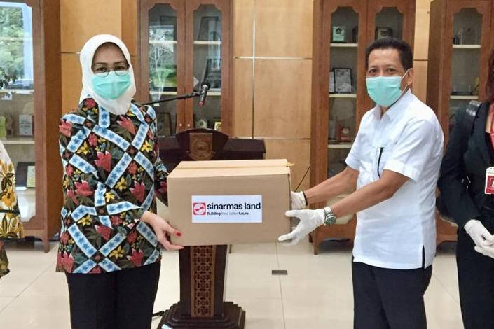 Penyerahan 100 APD oleh Kepala Divisi Corporate Affairs Sinar Mas Land Dony Martadisata ke Wali Kota Tangerang Selatan Airin Rachmi Diany.