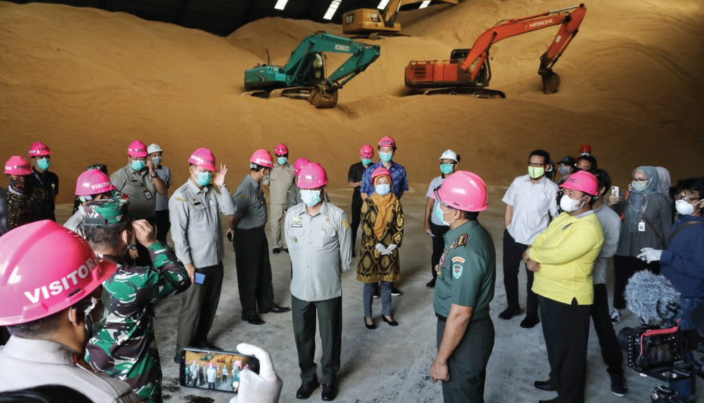 Menteri Pertanian (Mentan) Syahrul Yasin Limpo (tengah) saat memantau produksi gula di PT Permata Dunia Sukses Utama (PDSU) Cilegon, Banten