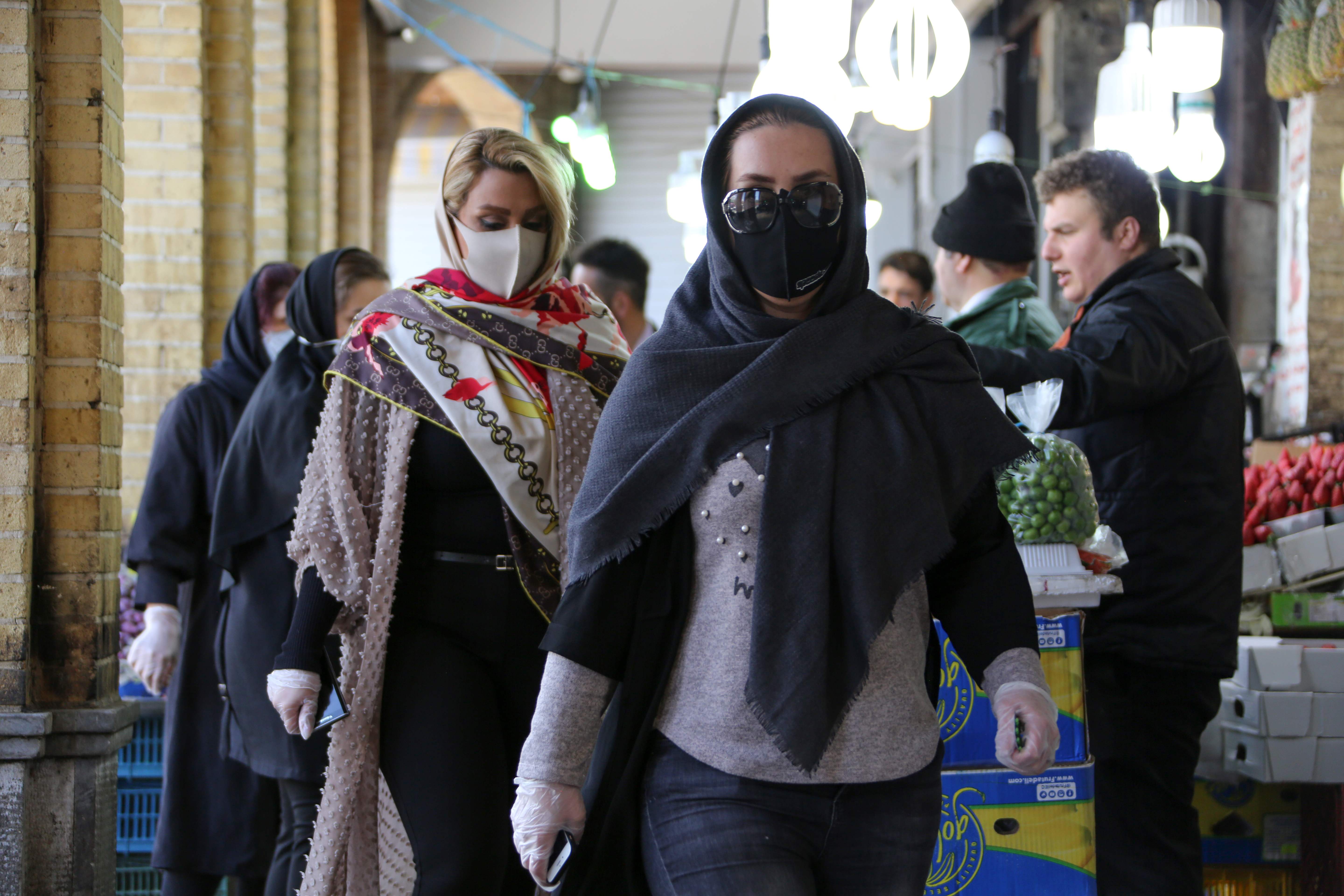 Perempuan Iran memakai masker saat berada di pasar di Teheran pada 5 April 2020