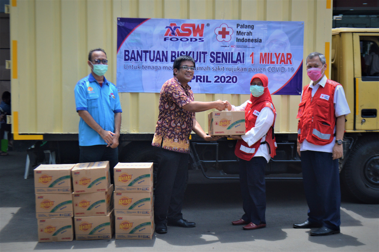 Bantuan logistik berupa biskuit diserahkan Marketing Manager ASW Foods, Raymond C. Widodo pada Kepala Markas PMI DKI Jakarta, Erna Cahyani. 