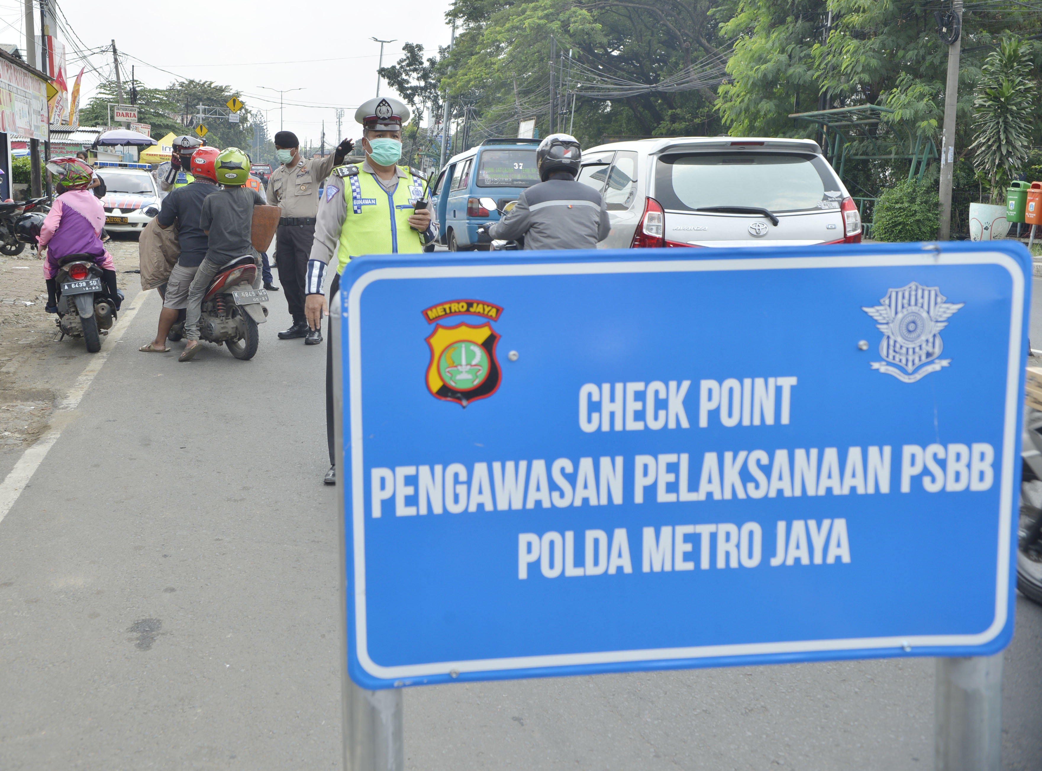 Petugas  Petugas Polisi lalu lintas Polda Metro Jaya dan aparat terkait melaksanakan pengawasan kendaraan.