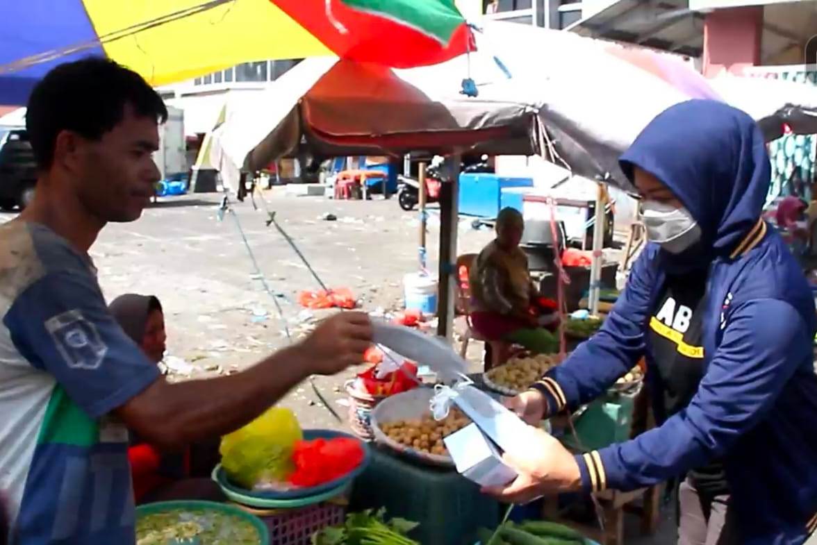 Ketua Fraksi NasDem DPRD Kota Ternate Nurlela Syarif (kanan) membagikan masker