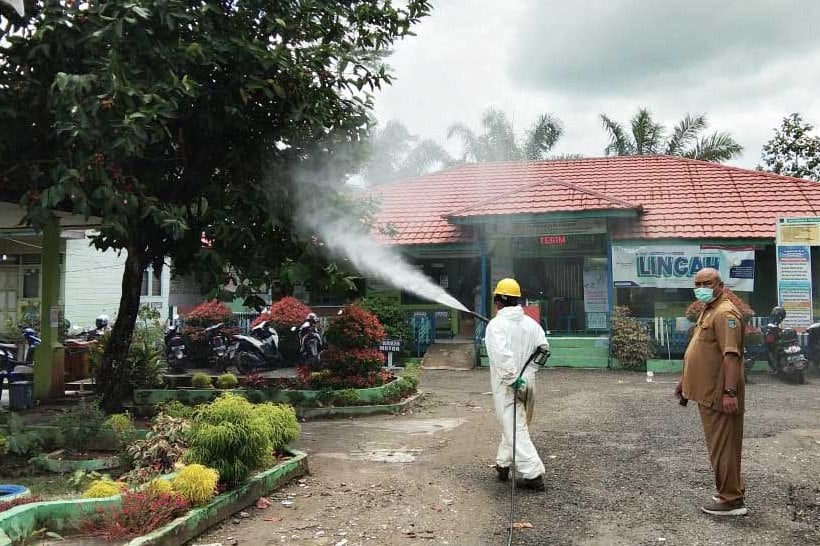 Penyemprotan disinfektan di perumahan di sekitar lokasi tambang PT PetroChina International Jabung Ltd 