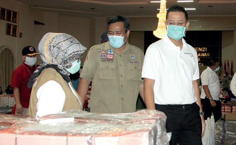 Menteri Sosial Juliari P. Batubara meninjau kesiapan Dapur Umum di Posko Bantuan Sembako Kemensos.