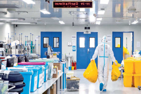 Pekerja membersihkan salah satu ruangan setelah semua pasien covid-19 meninggalkan Rumah Sakit Leishenshan, Wuhan, Tiongkok, Selasa (14/4).