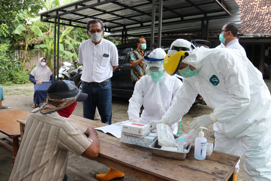Bupati Blora Djoko Nugroho menyaksikan pelaksanaan rapid test di Desa Kentong, Kecamatan Cepu, Sabtu (25/4/2020).