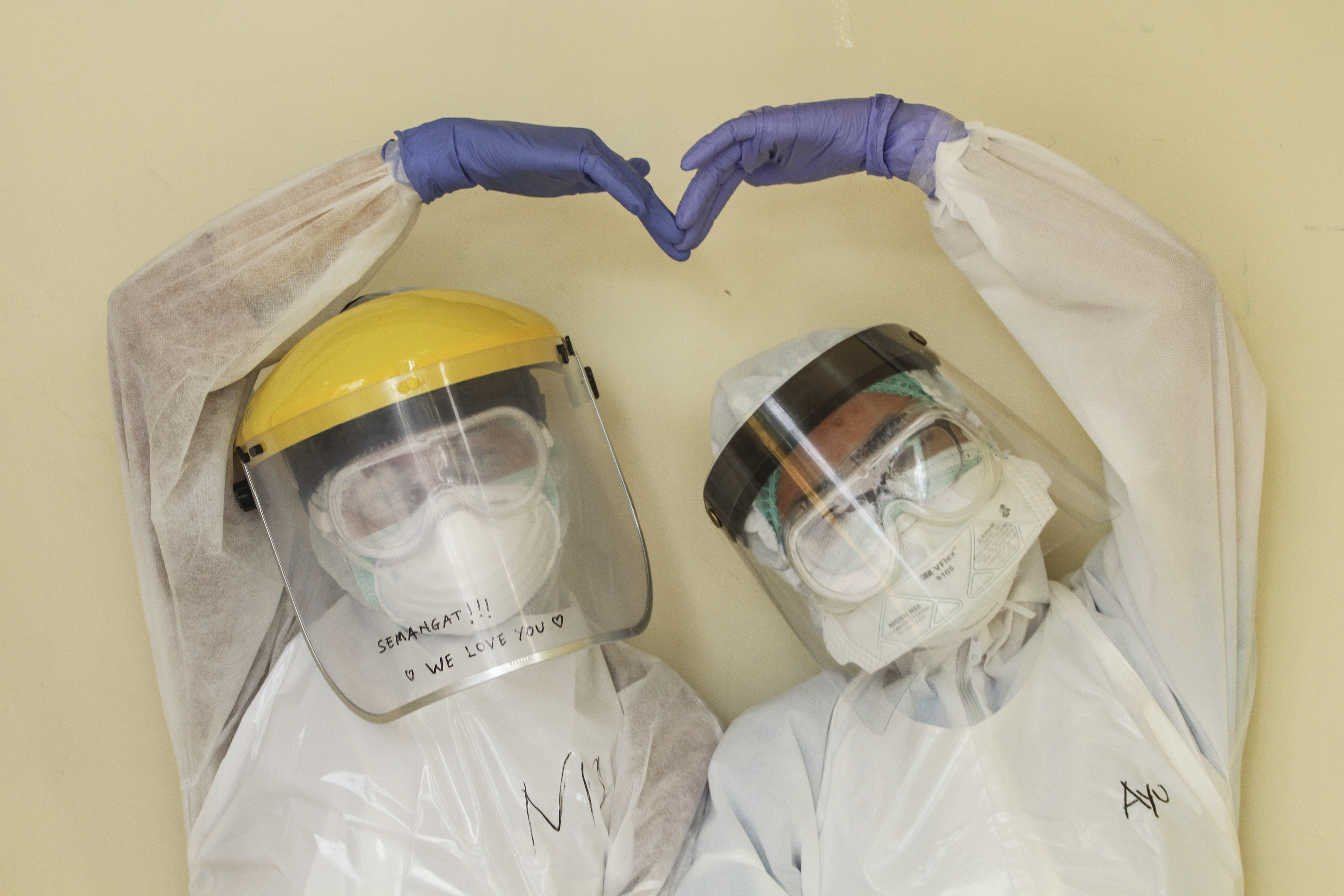 Petugas medis berfoto setelah selesai melaksanakan SWAB Test di Cimanggis, Depok, Jawa Barat, Rabu (8/4)