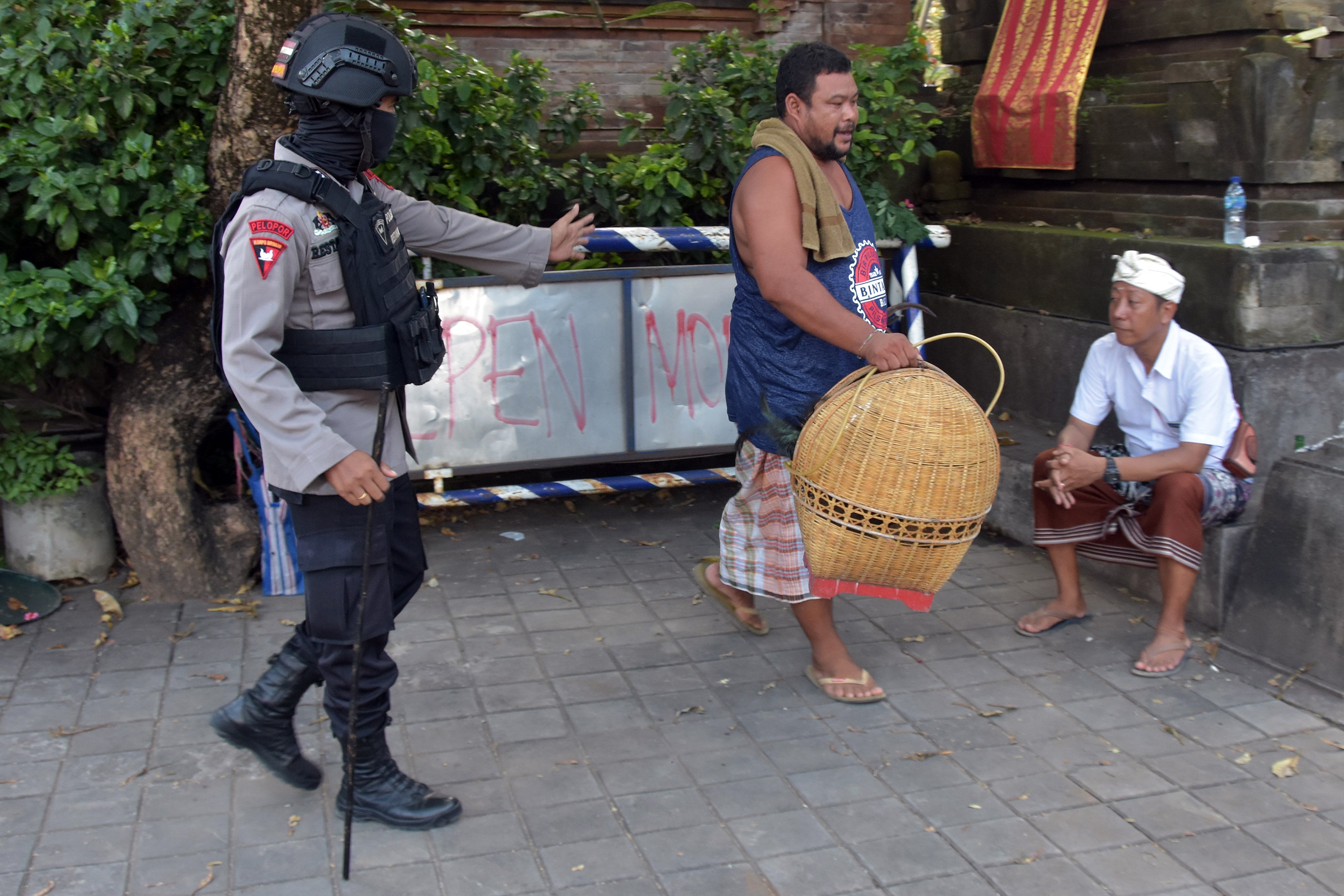 Polisi bubarkan kumpulan orang