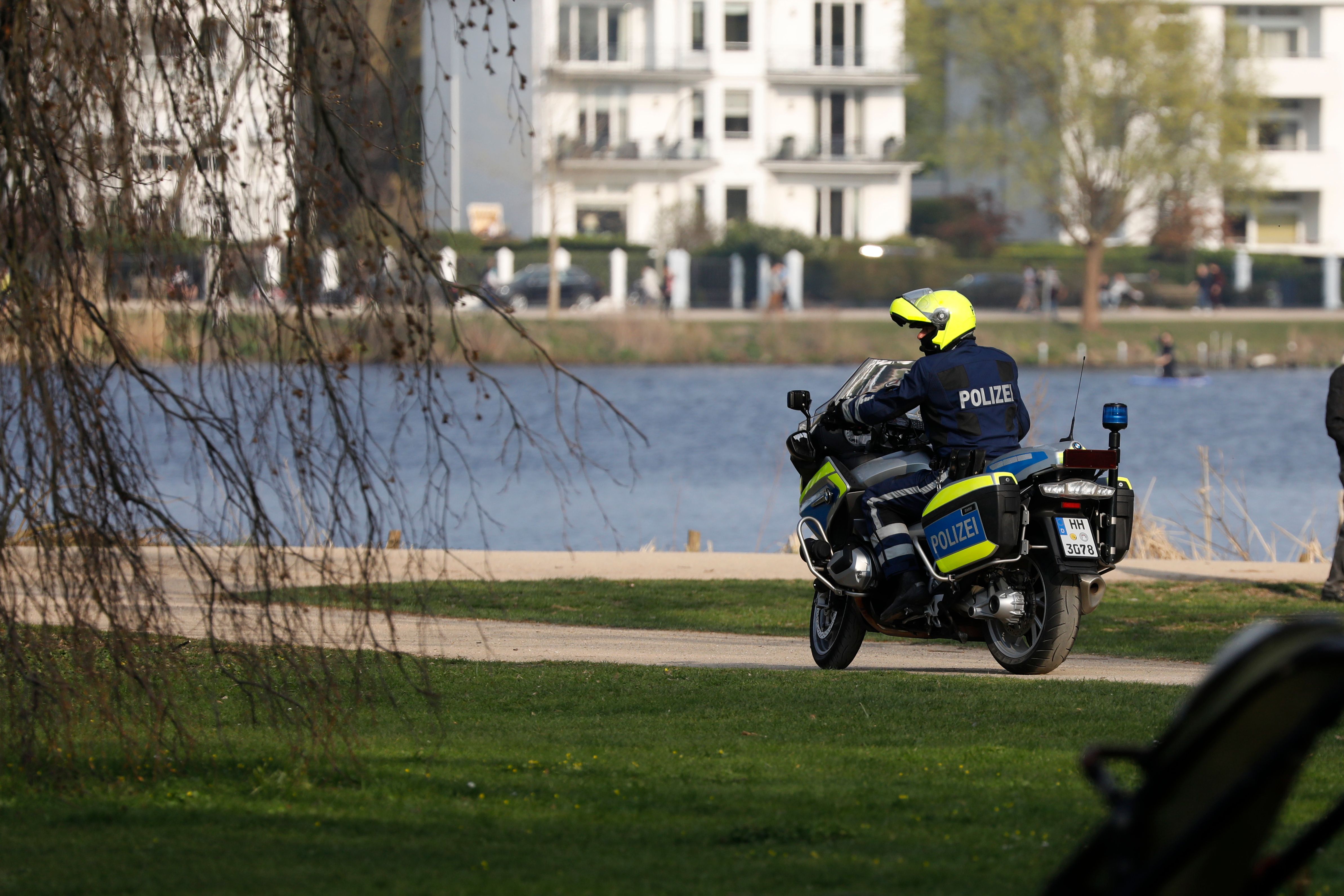 Polisi sedang patroli di danau Alster di Hamburg saat Paskah (12/4)