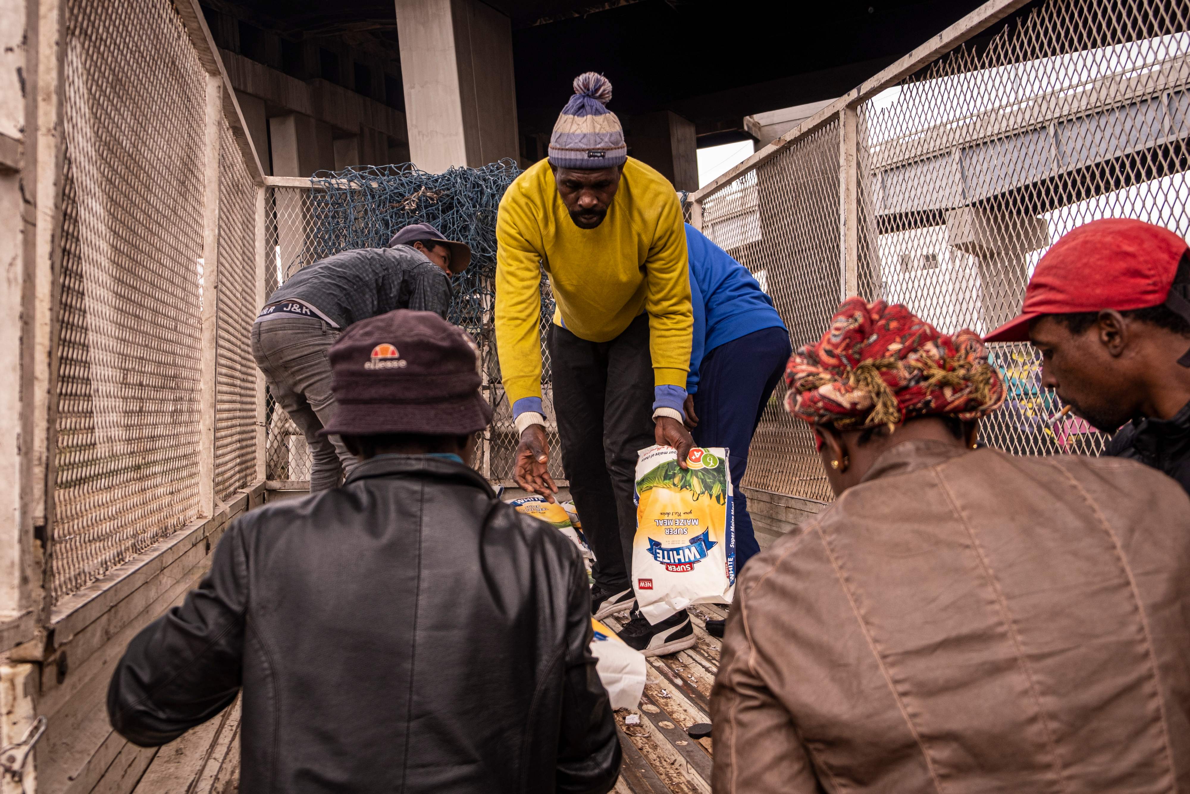 Warga Johannesburg, Afrika Selatan mendapatkan bantuan makanan saat pemberlakuan lockdown di negara itu.