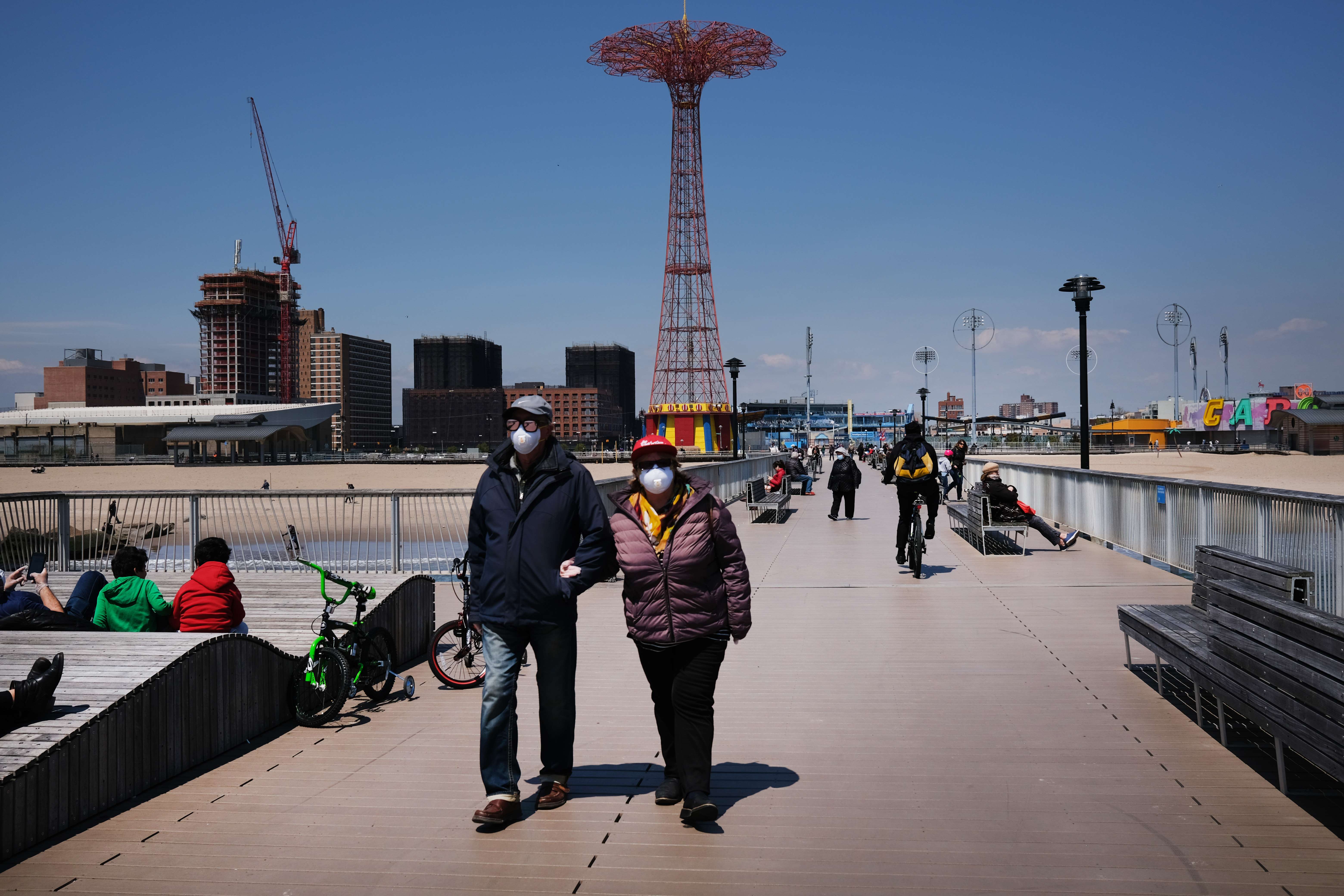 Warga berjalan-jalan di Coney Island, New York, Amerika Serikat.
