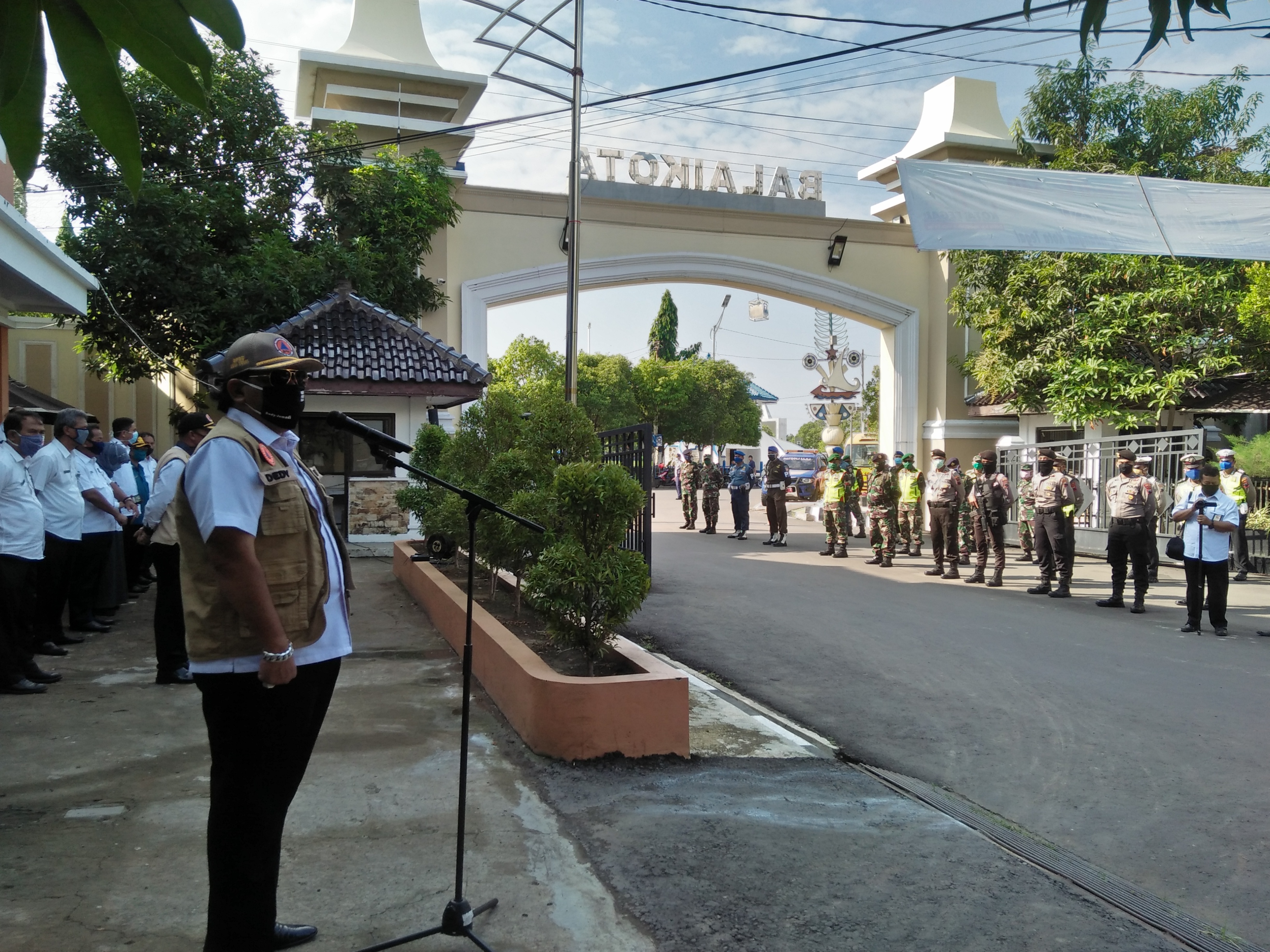 Walikota Tegal, Jawa Tengah, Dedy Yon Supriyono pimpin apel persiapan PSBB, di pintu gerbang Balaikota Tegal, (22/4)