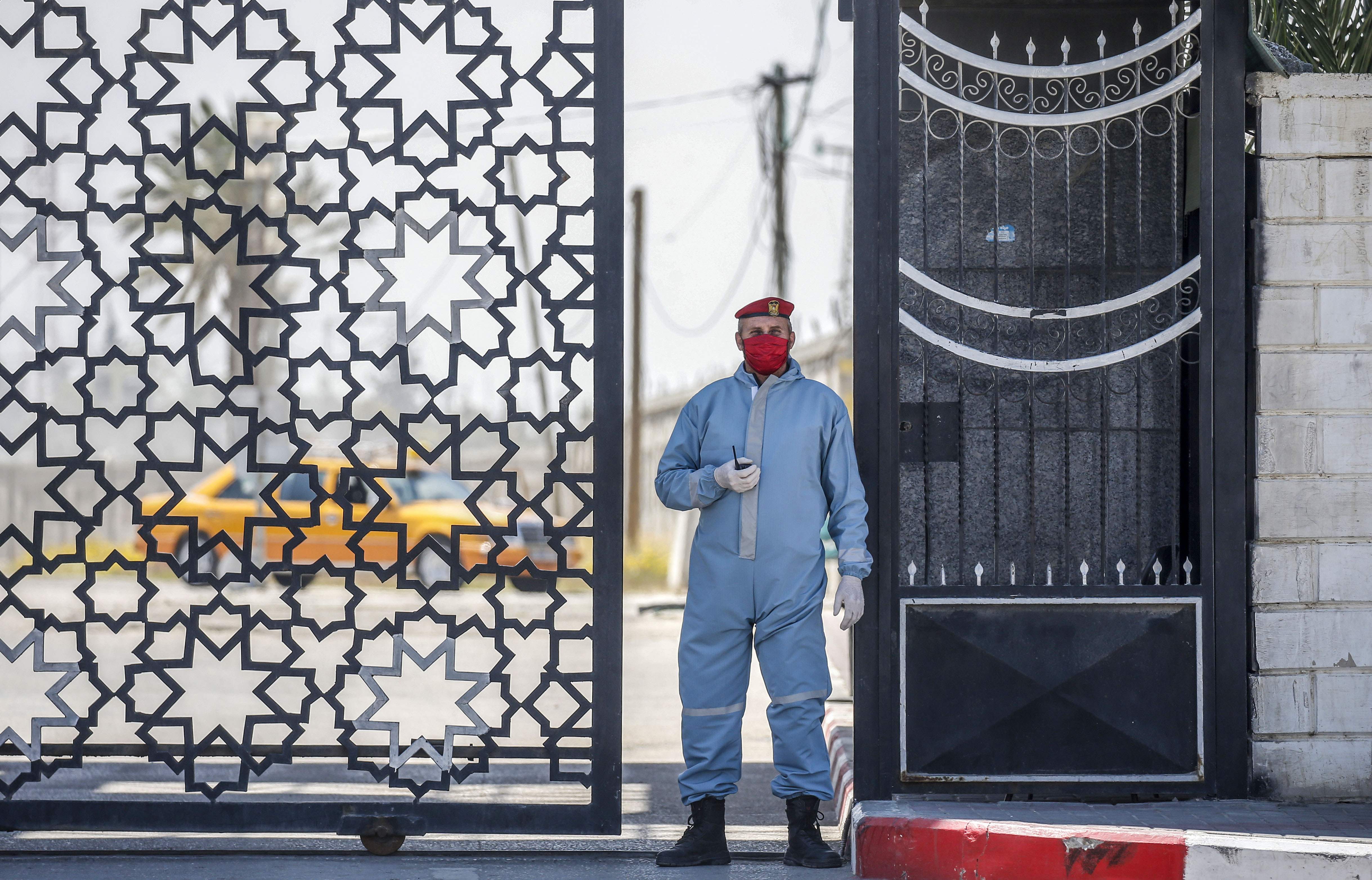 Seorang petugas berjaga di perbatasan antara Mesir dan Jalur Gaza