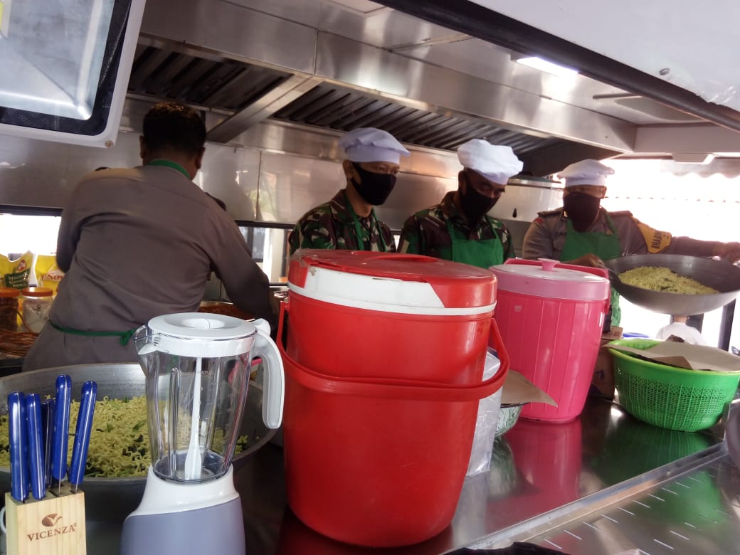 Brimob dan TNI AD berkolaborasi membuat dapur umum di Lapangan Kecamatan Jatinangor, Kabupaten Sumedang, Jumat (17/4/2020).