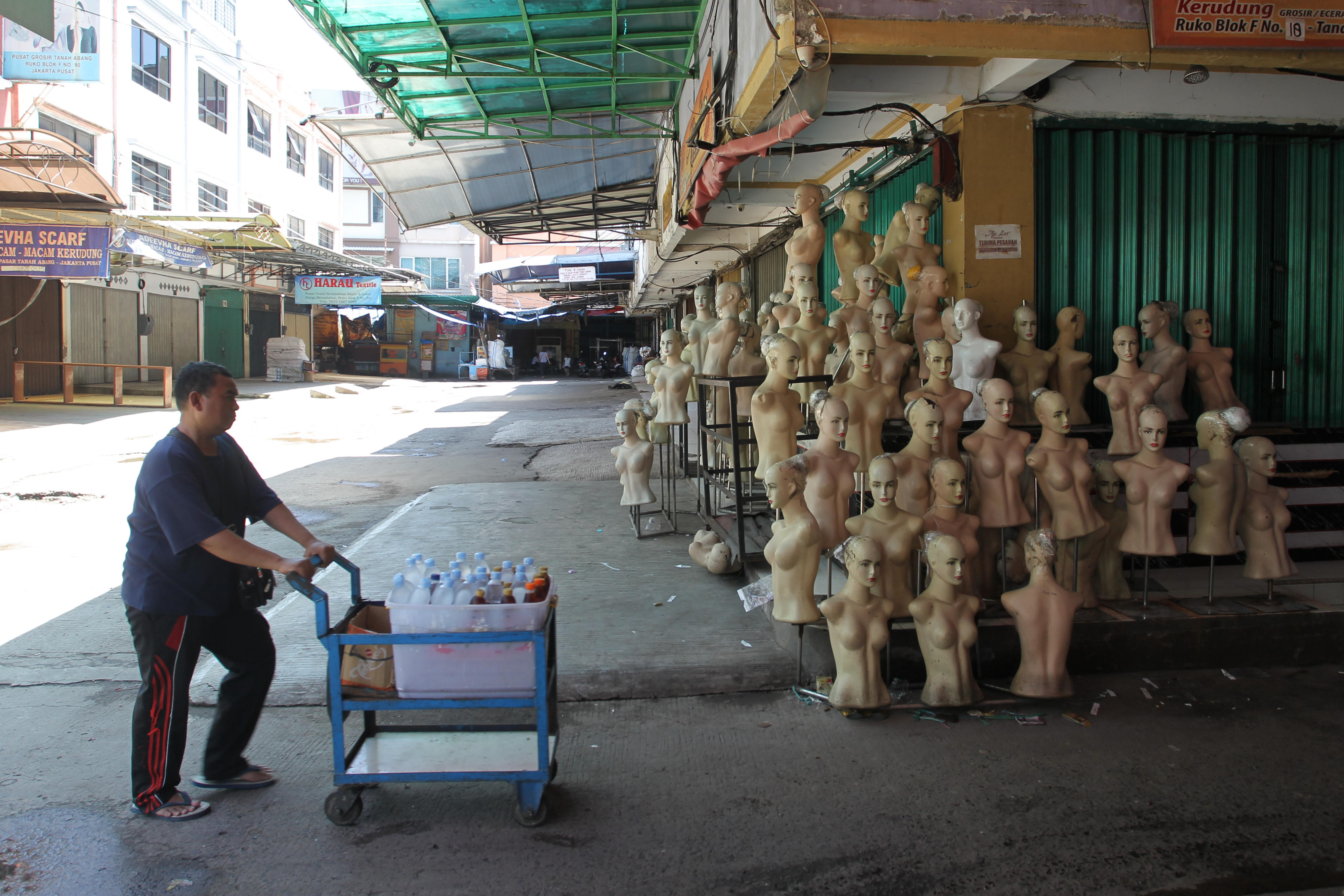 Suasana pusat pertokoan Blok F, Pasar Tanah Abang yang ditutup, Jakarta, Selasa (31/3/2020).