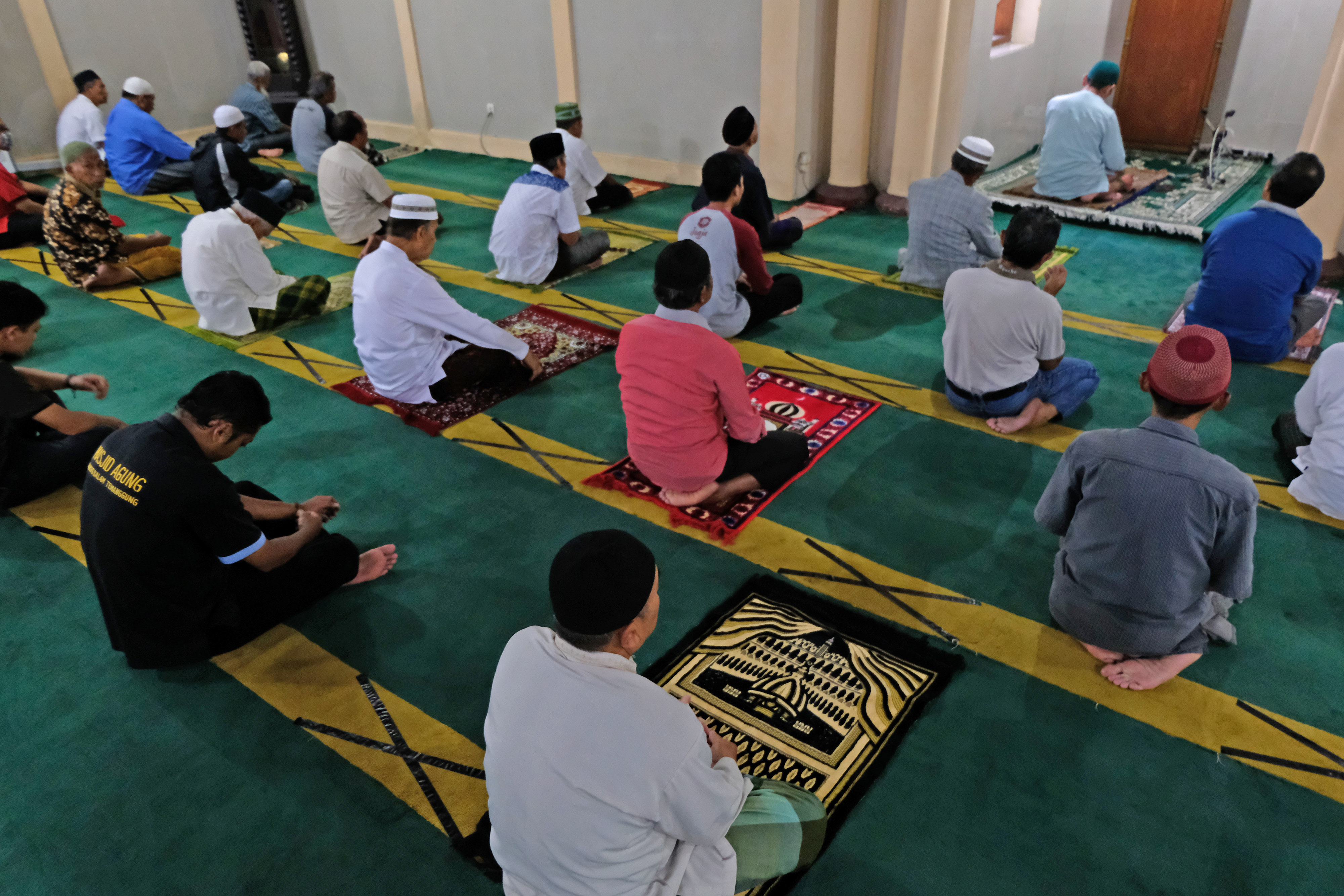 Sejumlah warga melaksanakan salat Ashar di masjid Agung Baiturrahman Temanggung, Jawa Tengah, Jumat (3/4). 