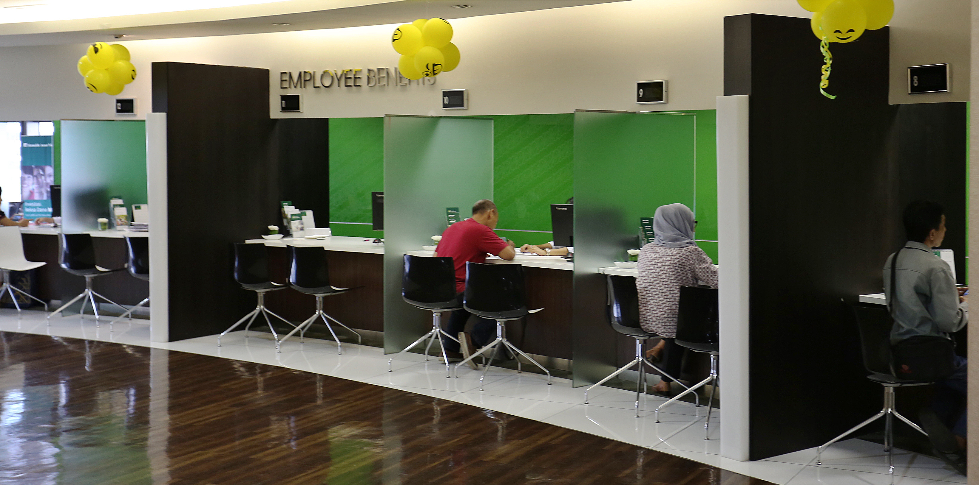  Sejumlah nasabah mengurus asuransi di kantor cabang Manulife di Bandung, Jawa Barat, Selasa (31/3).